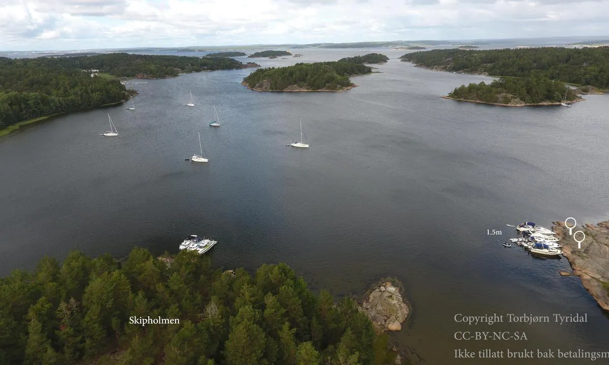 {"base": "no", "no": "Oversiktsbilde, Brennesund og nordsiden av Skipholmen med mark\u00f8r for fort\u00f8yningsbolter.\r\n\r\nlisens for bildet: CC-BY-NC-SA, ikke tillat brukt bak betalingsmur", "se": "\u00d6versiktsbild, Brennesund och nordsidan av Skipholmen med mark\u00f6r f\u00f6r f\u00f6rt\u00f6jningsbultar.<br><br>licens f\u00f6r bilden: CC-BY-NC-SA, inte till\u00e5tet att anv\u00e4ndas bakom betalv\u00e4gg", "en": "Overview image, Brennesund and the northern side of Skipholmen with marker for mooring bolts.\n\nLicense for the image: CC-BY-NC-SA, not allowed to be used behind a paywall", "da": "Oversigtsbillede, Brennesund og nordsiden af Skipholmen med mark\u00f8r for fort\u00f8jningsbolte.\n\nlicens til billedet: CC-BY-NC-SA, ikke tilladt brugt bag betalingsmur"}