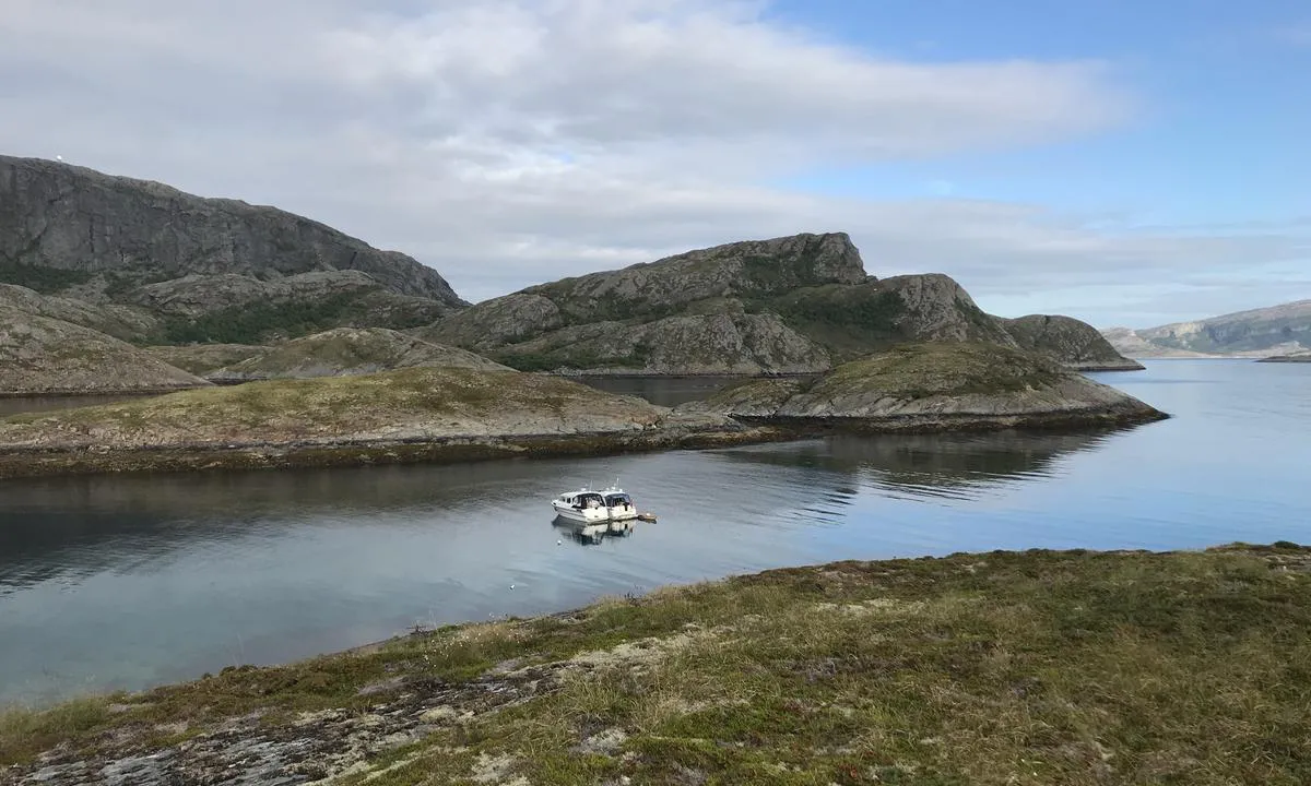 Brennholmen: {"base": "no", "no": "B\u00f8ye til fort\u00f8yning utplassert i havna.", "se": "Boj f\u00f6r f\u00f6rt\u00f6jning utplacerad i hamnen.", "en": "Mooring buoy placed in the harbor.", "da": "B\u00f8je til fort\u00f8jning udlagt i havnen."}