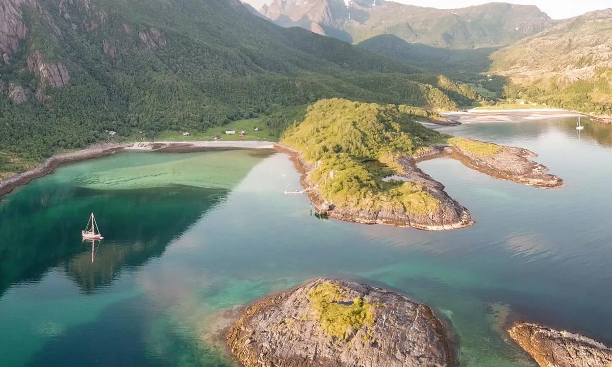 In the image you see two anchorages: Breidvika to the left and Brennsundvika to the right.