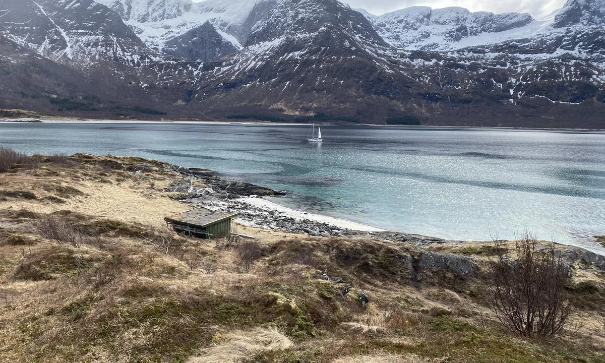 Brennvik: Den lokale gapahuken, ellers ser man den lange stranda til venstre.