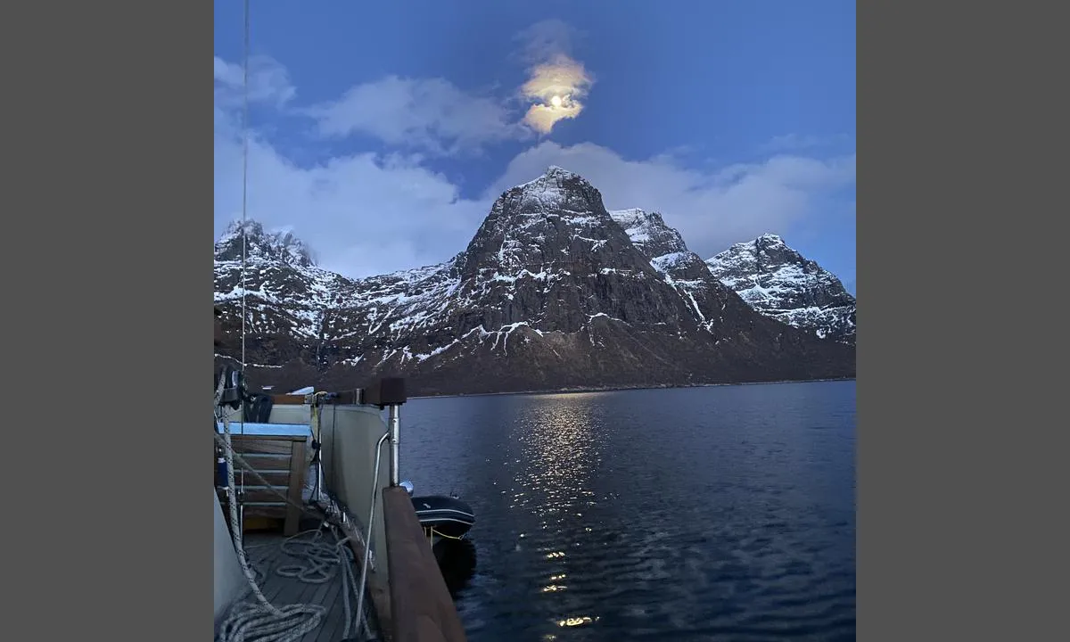 Brennvik: {"base": "no", "no": "Utsikt mot s\u00f8r.", "se": "Utsikt mot s\u00f6der.", "en": "View towards south.", "da": "Udsigt mod syd."}