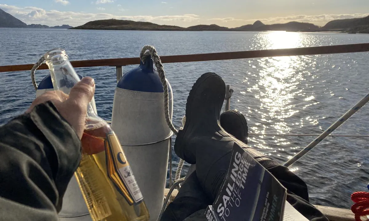 Brennvik: {"base": "no", "no": "Utsikt mot vest, innseiling er rett over tuten p\u00e5 \u00f8lflaska.", "se": "Utsikt mot v\u00e4st, insegling \u00e4r rakt \u00f6ver toppen p\u00e5 \u00f6lflaskan.", "en": "View to the west, the approach is straight over the bottle cap of the beer bottle.", "da": "Udsigt mod vest, indsejling er lige over tuden p\u00e5 \u00f8lflasken."}
