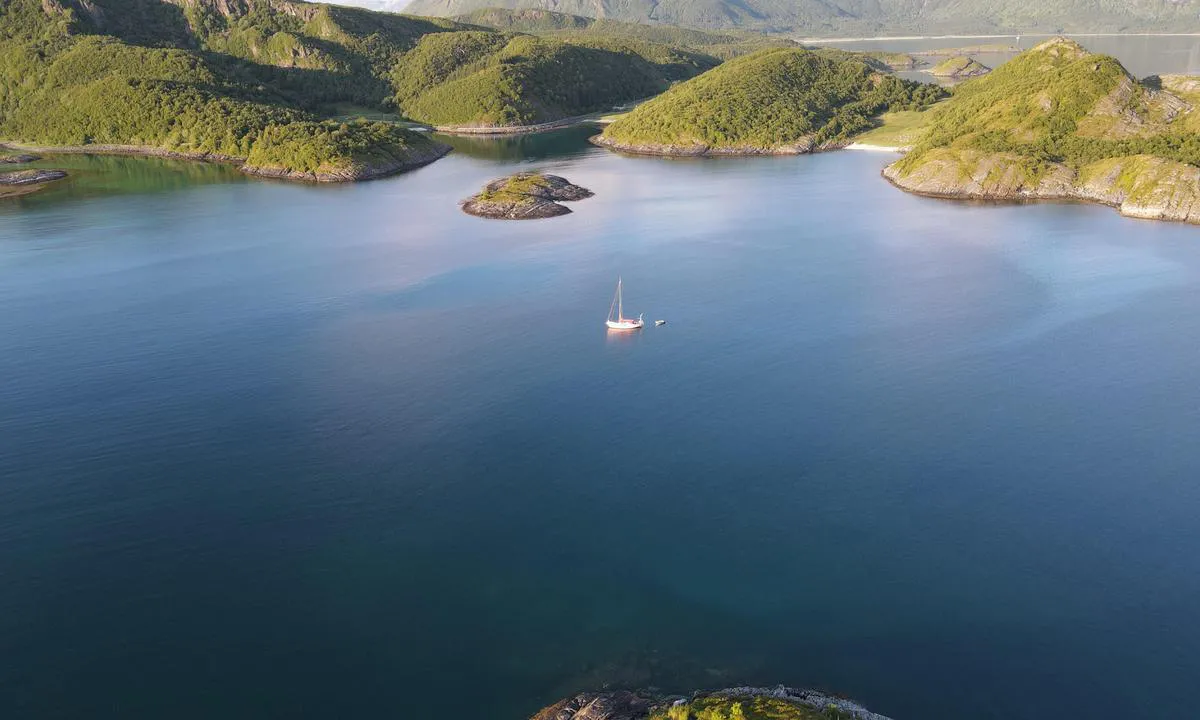 Auvika/ Gindvikneset: {"base": "en", "no": "Ankring p\u00e5 8m dybde. \u00c5pen for s\u00f8rlige vinder, ellers godt beskyttet. Strender rundt for sikker ilandstigning med jolle. Fine turer.", "se": "Ankra p\u00e5 8m djup. \u00d6ppen mot sydliga vindar, annars v\u00e4l skyddad. Str\u00e4nder runtom f\u00f6r s\u00e4ker landning med gummib\u00e5t. Trevliga vandringar.", "en": "Anchoring on 8m depth . Open to southerly winds, otherwise well protected. Beaches around for safe dhingy landing. Nice hikes.", "da": "Ankring p\u00e5 8m dybde. Udsat for sydlige vinde, ellers godt beskyttet. Strande omkring for sikker jollelandgang. Flotte vandreture.", "fr": "Mouillage \u00e0 8m de profondeur. Ouvert aux vents du sud, bien prot\u00e9g\u00e9 autrement. Plages autour pour un d\u00e9barquement en annexe en toute s\u00e9curit\u00e9. Belles randonn\u00e9es.", "de": "Ankern in 8m Tiefe. Offen f\u00fcr s\u00fcdliche Winde, ansonsten gut gesch\u00fctzt. Str\u00e4nde rundum f\u00fcr sicheres Anlanden mit dem Beiboot. Sch\u00f6ne Wanderungen.", "es": "Anclaje a 8m de profundidad. Abierto a vientos del sur, de lo contrario bien protegido. Playas alrededor para un desembarque seguro de las peque\u00f1as embarcaciones. Bonitas caminatas.", "it": "Ancoraggio a 8m di profondit\u00e0. Aperto ai venti da sud, altrimenti ben protetto. Spiagge intorno per un sicuro sbarco di gommoni. Bei sentieri.", "pt": "Ancoragem a 8m de profundidade. Aberto aos ventos do sul, caso contr\u00e1rio, bem protegido. Praias ao redor para desembarque seguro de bote. Belas caminhadas.", "nl": "Ankeren op 8m diepte. Open voor zuidelijke winden, anders goed beschermd. Stranden rondom voor veilige bijbootlanding. Mooie wandelingen.", "pl": "Kotwiczenie na g\u0142\u0119boko\u015bci 8m. Otwarty na wiatry po\u0142udniowe, w innych przypadkach dobrze chroniony. Pla\u017ce wok\u00f3\u0142 zapewniaj\u0105 bezpieczne l\u0105dowanie ponton\u00f3w. \u0141adne szlaki piesze.", "uk": "\u042f\u043a\u0456\u0440 \u043d\u0430 \u0433\u043b\u0438\u0431\u0438\u043d\u0456 8 \u043c. \u0412\u0456\u0434\u043a\u0440\u0438\u0442\u0438\u0439 \u0434\u043b\u044f \u043f\u0456\u0432\u0434\u0435\u043d\u043d\u0438\u0445 \u0432\u0456\u0442\u0440\u0456\u0432, \u0432 \u0456\u043d\u0448\u043e\u043c\u0443 \u0434\u043e\u0431\u0440\u0435 \u0437\u0430\u0445\u0438\u0449\u0435\u043d\u0438\u0439. \u041d\u0430\u0432\u043a\u043e\u043b\u043e \u043f\u043b\u044f\u0436\u0456 \u0434\u043b\u044f \u0431\u0435\u0437\u043f\u0435\u0447\u043d\u043e\u0433\u043e \u0432\u0438\u0441\u0430\u0434\u043a\u0438 \u043d\u0430 \u0434\u0438\u043d\u0433\u0443. \u0413\u0430\u0440\u043d\u0456 \u043f\u0456\u0448\u0456 \u043f\u0440\u043e\u0433\u0443\u043b\u044f\u043d\u043a\u0438.", "ro": "Ancorare la o ad\u00e2ncime de 8m. Deschis c\u0103tre v\u00e2nturile din sud, altfel bine protejat. Plaje \u00een jur pentru aterizarea \u00een siguran\u021b\u0103 a dinghei. Drume\u021bii frumoase.", "tr": "8m derinlikte demirleme. G\u00fcney r\u00fczgarlar\u0131na a\u00e7\u0131kt\u0131r, aksi takdirde iyi korunmu\u015ftur. G\u00fcvenli filika karaya \u00e7\u0131k\u0131\u015f\u0131 i\u00e7in etrafta plajlar. G\u00fczel y\u00fcr\u00fcy\u00fc\u015fler.", "el": "\u0391\u03b3\u03ba\u03c5\u03c1\u03bf\u03b2\u03cc\u03bb\u03b7\u03c3\u03b7 \u03c3\u03b5 \u03b2\u03ac\u03b8\u03bf\u03c2 8\u03bc. \u0391\u03bd\u03bf\u03b9\u03c7\u03c4\u03cc \u03c3\u03c4\u03bf\u03c5\u03c2 \u03bd\u03cc\u03c4\u03b9\u03bf\u03c5\u03c2 \u03b1\u03bd\u03ad\u03bc\u03bf\u03c5\u03c2, \u03b1\u03bb\u03bb\u03b9\u03ce\u03c2 \u03ba\u03b1\u03bb\u03ac \u03c0\u03c1\u03bf\u03c3\u03c4\u03b1\u03c4\u03b5\u03c5\u03bc\u03ad\u03bd\u03bf. \u03a0\u03b1\u03c1\u03b1\u03bb\u03af\u03b5\u03c2 \u03b3\u03cd\u03c1\u03c9 \u03b3\u03b9\u03b1 \u03b1\u03c3\u03c6\u03b1\u03bb\u03ae \u03c0\u03c1\u03bf\u03c3\u03b3\u03b5\u03af\u03c9\u03c3\u03b7 \u03bb\u03ac\u03bd\u03c4\u03b6\u03b1\u03c2. \u03a9\u03c1\u03b1\u03af\u03b5\u03c2 \u03c0\u03b5\u03b6\u03bf\u03c0\u03bf\u03c1\u03af\u03b5\u03c2.", "cs": "Kotven\u00ed v hloubce 8m. Otev\u0159en\u00e9 ji\u017en\u00edm v\u011btr\u016fm, jinak dob\u0159e chr\u00e1n\u011bn\u00e9. Pl\u00e1\u017ee kolem pro bezpe\u010dn\u00e9 p\u0159ist\u00e1n\u00ed dinghy. P\u011bkn\u00e9 t\u00fary.", "hu": "Horgonyz\u00e1s 8 m m\u00e9lyen. Nyitott a d\u00e9li szeleknek, egy\u00e9bk\u00e9nt j\u00f3l v\u00e9dett. Part k\u00f6r\u00fcl, biztons\u00e1gos cs\u00f3nakos partrasz\u00e1ll\u00e1si lehet\u0151s\u00e9g. Sz\u00e9p t\u00far\u00e1k.", "fi": "Ankkurointi 8 m syvyyteen. Avoin etel\u00e4tuulille, muuten hyvin suojattu. Rantoja turvallista kumiveneen rantautumista varten. Mukavia vaellusreittej\u00e4.", "bg": "\u0417\u0430\u043a\u043e\u0442\u0432\u044f\u043d\u0435 \u043d\u0430 8 \u043c \u0434\u044a\u043b\u0431\u043e\u0447\u0438\u043d\u0430. \u0418\u0437\u043b\u043e\u0436\u0435\u043d\u043e \u043d\u0430 \u044e\u0436\u043d\u0438 \u0432\u0435\u0442\u0440\u043e\u0432\u0435, \u0438\u043d\u0430\u0447\u0435 \u0434\u043e\u0431\u0440\u0435 \u0437\u0430\u0449\u0438\u0442\u0435\u043d\u043e. \u041f\u043b\u0430\u0436\u043e\u0432\u0435 \u043d\u0430\u043e\u043a\u043e\u043b\u043e \u0437\u0430 \u0431\u0435\u0437\u043e\u043f\u0430\u0441\u043d\u043e \u043a\u0430\u0446\u0430\u043d\u0435 \u0441 \u043b\u043e\u0434\u043a\u0430. \u041f\u0440\u0435\u043a\u0440\u0430\u0441\u043d\u0438 \u043f\u0435\u0448\u0435\u0445\u043e\u0434\u043d\u0438 \u043c\u0430\u0440\u0448\u0440\u0443\u0442\u0438.", "sr": "Sidrenje na dubini od 8m. Otvoreno za ju\u017ene vetrove, ina\u010de dobro za\u0161ti\u0107eno. Pla\u017ee u okolini za sigurno pristajanje \u010damaca. Lepi planinarski putevi.", "et": "Ankrusse laskumine 8m s\u00fcgavusel. Avatud l\u00f5unatuultele, muidu h\u00e4sti kaitstud. \u00dcmberringi rannad turvaliseks paadi maabumiseks. Toredad matkarajad.", "lv": "Enkuro\u0161an\u0101s 8m dzi\u013cum\u0101. Atv\u0113rts dienvidu v\u0113jiem, cit\u0101di labi aizsarg\u0101ts. Apk\u0101rt pludmales dro\u0161ai dingi piezem\u0113\u0161anai. Jauki p\u0101rg\u0101jieni.", "lt": "\u012etvirtinimas 8m gylyje. Atvira piet\u0173 v\u0117jams, kitais atvejais gerai apsaugota. Papl\u016bdimiai aplinkui saugiam valteli\u0173 i\u0161silaipinimui. Nuostab\u016bs \u017eygiai."}