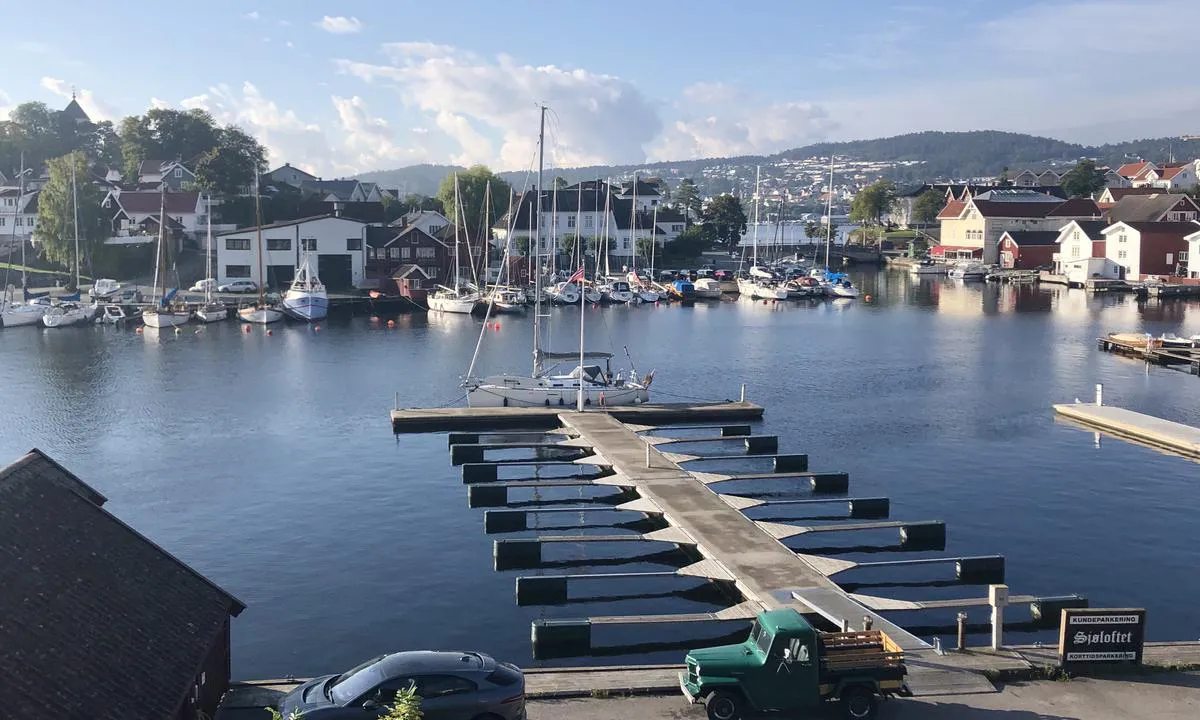 {"base": "no", "no": "Flytebrygga i Brevik Gjestehavn. Her er det mange b\u00e5ser, samt plass til longside fort\u00f8ying ytterst.", "se": "Flytbryggan i Breviks G\u00e4sthamn. H\u00e4r finns det m\u00e5nga platser, samt plats f\u00f6r l\u00e5ngsides f\u00f6rt\u00f6jning ytterst.", "en": "The floating dock at Brevik Guest Harbor. There are many moorings here, as well as space for alongside mooring at the outer end.", "da": "Flydebroen i Brevik G\u00e6stehavn. Her er der mange b\u00e5se, samt plads til longside fort\u00f8jning yderst."}