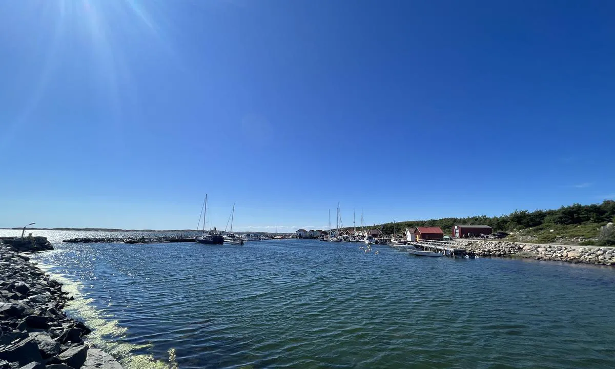 Breviks Fiskehamn: {"base": "no", "no": "Havna sett fra moloen mot s/v-v", "se": "Hamnen sedd fr\u00e5n v\u00e5gbrytaren mot s/v-v", "en": "The harbor viewed from the breakwater towards SSW-WNW", "da": "Havnen set fra molen mod s/v-v"}