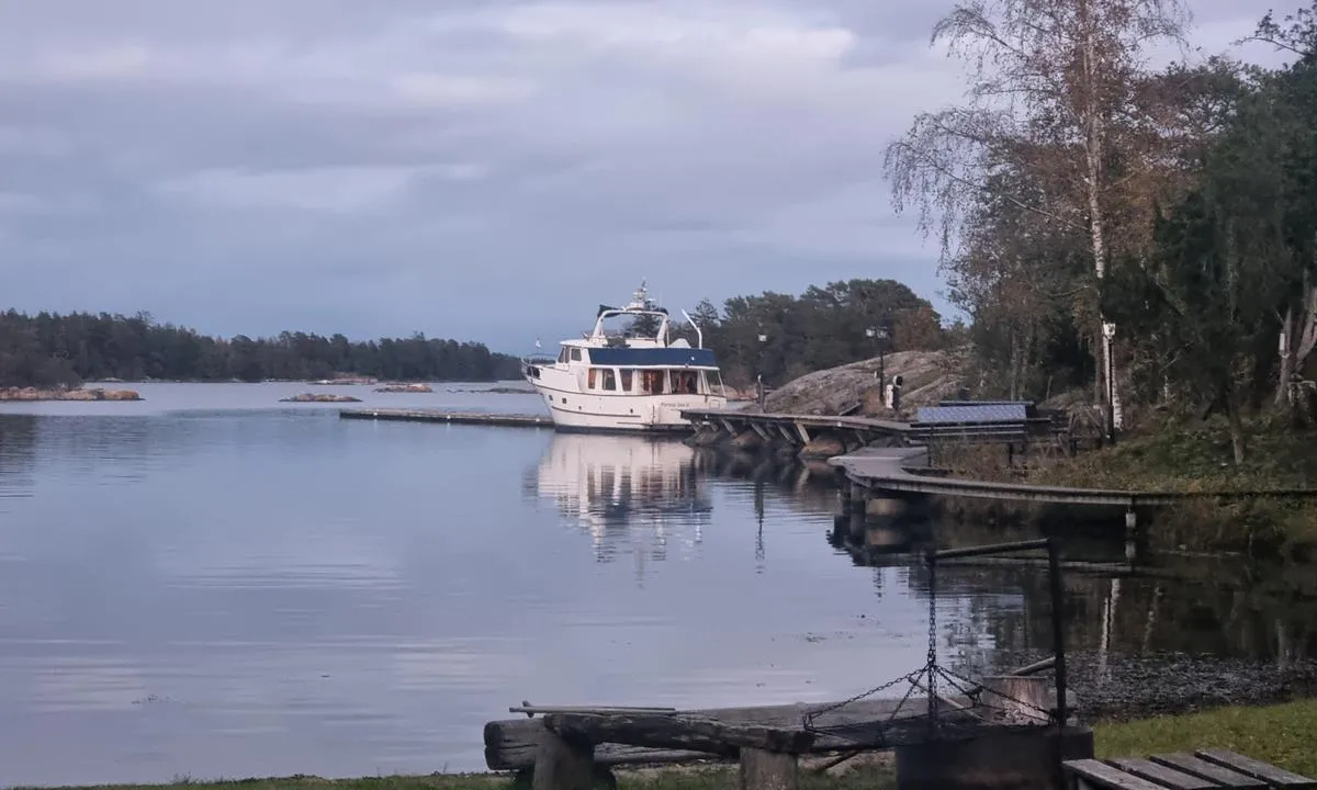 Broken: {"base": "se", "no": "Ordentlig dypt ved ytre brygge. Grunnere jo lenger inn i bukta man kommer.", "se": "Ordentligt djupt vid den yttre bryggan. Grundare ju l\u00e4ngre in i viken man kommer.", "en": "Sufficiently deep at the outer pier. Shallower the further into the bay you go.", "da": "Ordentligt dybt ved den ydre bro. Grundere jo l\u00e6ngere ind i bugten man kommer.", "fr": "Profondeur suffisante pr\u00e8s du ponton ext\u00e9rieur. Moins profond \u00e0 mesure qu'on s'enfonce dans la baie.", "de": "Angemessen tief am \u00e4u\u00dferen Steg. Flacher, je weiter man in die Bucht kommt.", "es": "Profundidad adecuada en el muelle exterior. Menos profundo cuanto m\u00e1s se adentra en la bah\u00eda.", "it": "Profondit\u00e0 sufficiente presso il pontile esterno. Pi\u00f9 si va verso l'interno della baia, pi\u00f9 il fondale diventa basso.", "pt": "Profundidade adequada no cais exterior. Mais raso \u00e0 medida que se avan\u00e7a para dentro da ba\u00eda.", "nl": "Diep genoeg bij de buitensteiger. Ondieper naarmate men verder de baai in gaat.", "pl": "Odpowiednio g\u0142\u0119boko przy zewn\u0119trznym pomo\u015bcie. P\u0142ytsze, im dalej w zatok\u0119 si\u0119 wchodzi.", "uk": "\u0414\u043e\u0441\u0442\u0430\u0442\u043d\u044c\u043e \u0433\u043b\u0438\u0431\u043e\u043a\u043e \u0431\u0456\u043b\u044f \u0437\u043e\u0432\u043d\u0456\u0448\u043d\u044c\u043e\u0433\u043e \u043f\u0440\u0438\u0447\u0430\u043b\u0443. \u0414\u0440\u0456\u0431\u043d\u0456\u0448\u0435, \u0447\u0438\u043c \u0434\u0430\u043b\u0456 \u0432 \u0437\u0430\u0442\u043e\u043a\u0443 \u043f\u0456\u0434\u043f\u043b\u0438\u0432\u0430\u0454\u0448.", "ro": "Ad\u00e2ncime corespunz\u0103toare la pontonul exterior. Apa devine mai pu\u021bin ad\u00e2nc\u0103 pe m\u0103sur\u0103 ce te apropii de cap\u0103tul golfule\u021bului.", "tr": "D\u0131\u015f iskelede olduk\u00e7a derin. Koyun i\u00e7ine do\u011fru ilerledik\u00e7e daha s\u0131\u011f.", "el": "\u03a3\u03b7\u03bc\u03b1\u03bd\u03c4\u03b9\u03ba\u03cc \u03b2\u03ac\u03b8\u03bf\u03c2 \u03c3\u03c4\u03b7\u03bd \u03b5\u03be\u03c9\u03c4\u03b5\u03c1\u03b9\u03ba\u03ae \u03c0\u03c1\u03bf\u03b2\u03bb\u03ae\u03c4\u03b1. \u03a1\u03b7\u03c7\u03cc\u03c4\u03b5\u03c1\u03b1 \u03cc\u03c3\u03bf \u03c0\u03b9\u03bf \u03b2\u03b1\u03b8\u03b9\u03ac \u03c3\u03c4\u03bf\u03bd \u03ba\u03cc\u03bb\u03c0\u03bf \u03b5\u03b9\u03c3\u03ad\u03c1\u03c7\u03b5\u03c4\u03b1\u03b9 \u03ba\u03b1\u03bd\u03b5\u03af\u03c2.", "cs": "Dostate\u010dn\u011b hlubok\u00e9 u vn\u011bj\u0161\u00edho mola. M\u011bl\u010deji, \u010d\u00edm d\u00e1le do z\u00e1toky se p\u0159ibli\u017eujete.", "hu": "Jelent\u0151s m\u00e9lys\u00e9g a k\u00fcls\u0151 m\u00f3l\u00f3n\u00e1l. Egyre sek\u00e9lyebb, min\u00e9l beljebb \u00e9r\u00fcnk az \u00f6b\u00f6lbe.", "fi": "Riitt\u00e4v\u00e4n syv\u00e4\u00e4 ulommalla laiturilla. Matalampaa mit\u00e4 pidemm\u00e4lle lahteen menn\u00e4\u00e4n.", "bg": "\u0414\u043e\u0441\u0442\u0430\u0442\u044a\u0447\u043d\u043e \u0434\u044a\u043b\u0431\u043e\u043a\u043e \u043f\u0440\u0438 \u0432\u044a\u043d\u0448\u043d\u0438\u044f \u043f\u0440\u0438\u0441\u0442\u0430\u043d. \u0421\u0442\u0430\u0432\u0430 \u043f\u043e-\u043f\u043b\u0438\u0442\u043a\u043e, \u043a\u043e\u043b\u043a\u043e\u0442\u043e \u043f\u043e-\u043d\u0430\u0432\u044a\u0442\u0440\u0435 \u0432 \u0437\u0430\u043b\u0438\u0432\u0430 \u0441\u0435 \u043e\u0442\u0438\u0432\u0430.", "sr": "Prili\u010dno duboko kod spolja\u0161njeg pristana. Pli\u0107e kako se vi\u0161e ulazi u zaliv.", "et": "Piisavalt s\u00fcgav v\u00e4limise kai juures. Madalamale, mida kaugemale lahesse l\u00e4heb.", "lv": "K\u0101rt\u012bgi dzi\u013c\u0161 pie \u0101r\u0113j\u0101 piest\u0101tnes. Sekl\u0101ks, jo t\u0101l\u0101k l\u012bc\u012b ieiet.", "lt": "Pakankamai gilu prie i\u0161orin\u0117s prieplaukos. Seklu, kuo toliau \u012flankoje, tuo sekliau."}