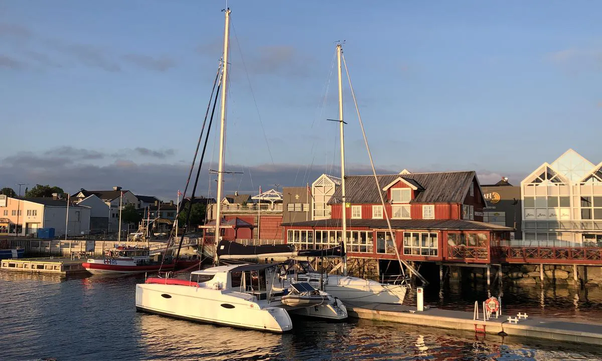 Brønnøysund Gjestehavn: {"base": "no", "no": "Den indre flytebrygga i gjestehavna. F\u00e5r du plass her ligger du godt beskyttet for b\u00f8lger fra andre b\u00e5ter.", "se": "Den inre flytbryggan i g\u00e4sthamnen. F\u00e5r du plats h\u00e4r ligger du v\u00e4l skyddad fr\u00e5n v\u00e5gor fr\u00e5n andra b\u00e5tar.", "en": "The inner floating dock in the guest harbor. If you get a spot here, you will be well protected from waves caused by other boats.", "da": "Den indre flydebro i g\u00e6stehavnen. F\u00e5r du plads her, ligger du godt beskyttet for b\u00f8lger fra andre b\u00e5de."}
