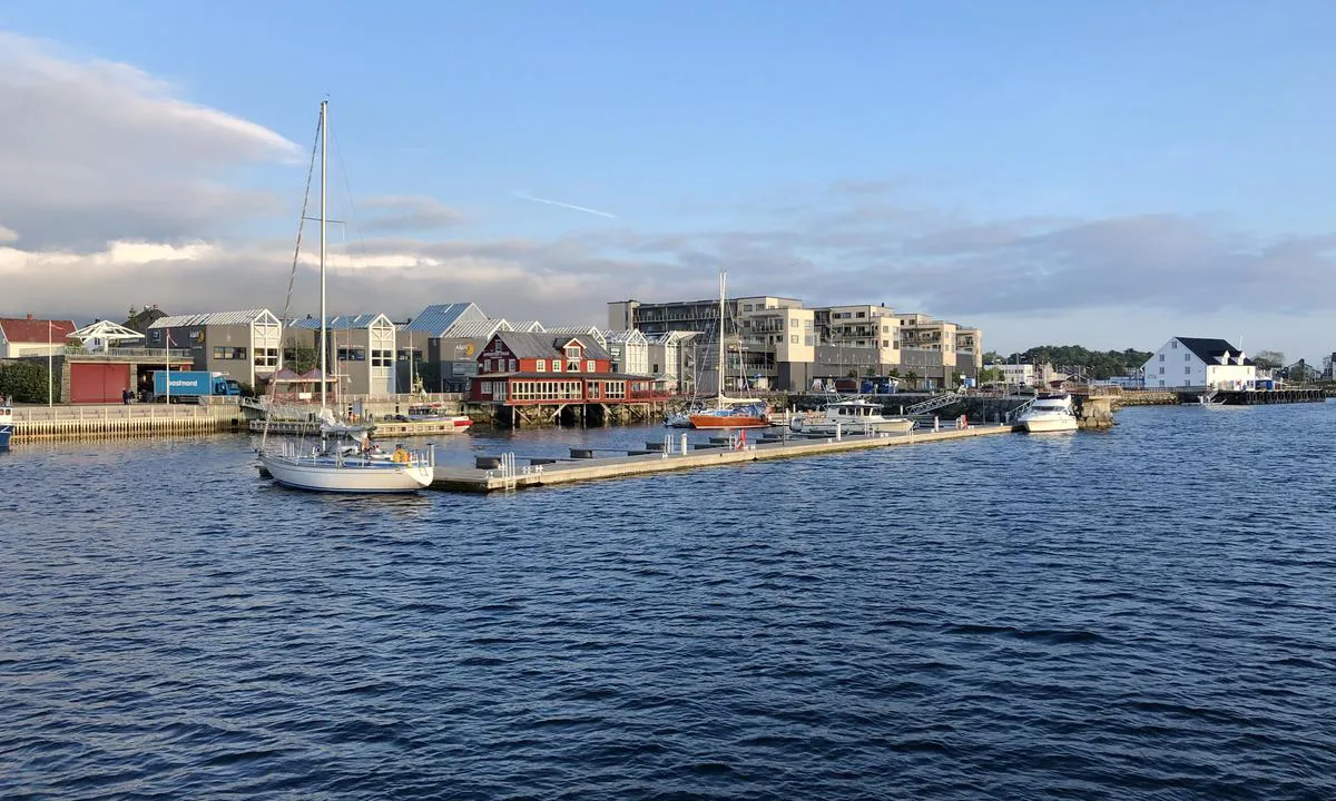 Gjestehavna i Brønnøysund ligger midt i sentrum av Brønnøysund.