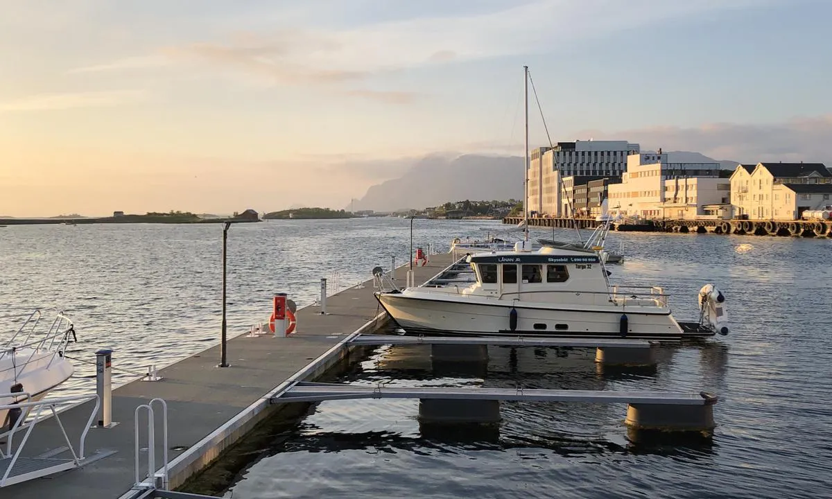 Brønnøysund Gjestehavn: {"base": "no", "no": "Utsikt nordover fra Br\u00f8nn\u00f8ysund Gjestehavn. Dette er den ytterste flytebrygga hvor du ligger longside p\u00e5 utsiden eller i b\u00e5s p\u00e5 innsiden.", "se": "Utsikt norrut fr\u00e5n Br\u00f8nn\u00f8ysund G\u00e4sthamn. Detta \u00e4r den yttersta flytbryggan d\u00e4r du ligger l\u00e5ngsides p\u00e5 utsidan eller i b\u00e5s p\u00e5 insidan.", "en": "View northward from Br\u00f8nn\u00f8ysund Guest Harbor. This is the outermost floating dock where you can moor alongside on the outside or in a berth on the inside.", "da": "Udsigt nordover fra Br\u00f8nn\u00f8ysund G\u00e6stehavn. Dette er den yderste flydebro, hvor du ligger langskibs p\u00e5 ydersiden eller i b\u00e5dplads p\u00e5 indersiden."}