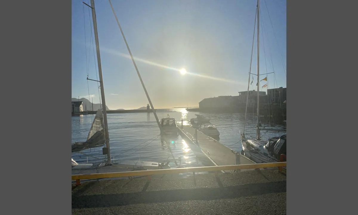 Ålesund Gjestehavn Brosundet: {"base": "no", "no": "Utsikt nord- nordvest.", "se": "Utsikt nord-nordv\u00e4st.", "en": "View north-northwest.", "da": "Udsigt nord-nordvest."}