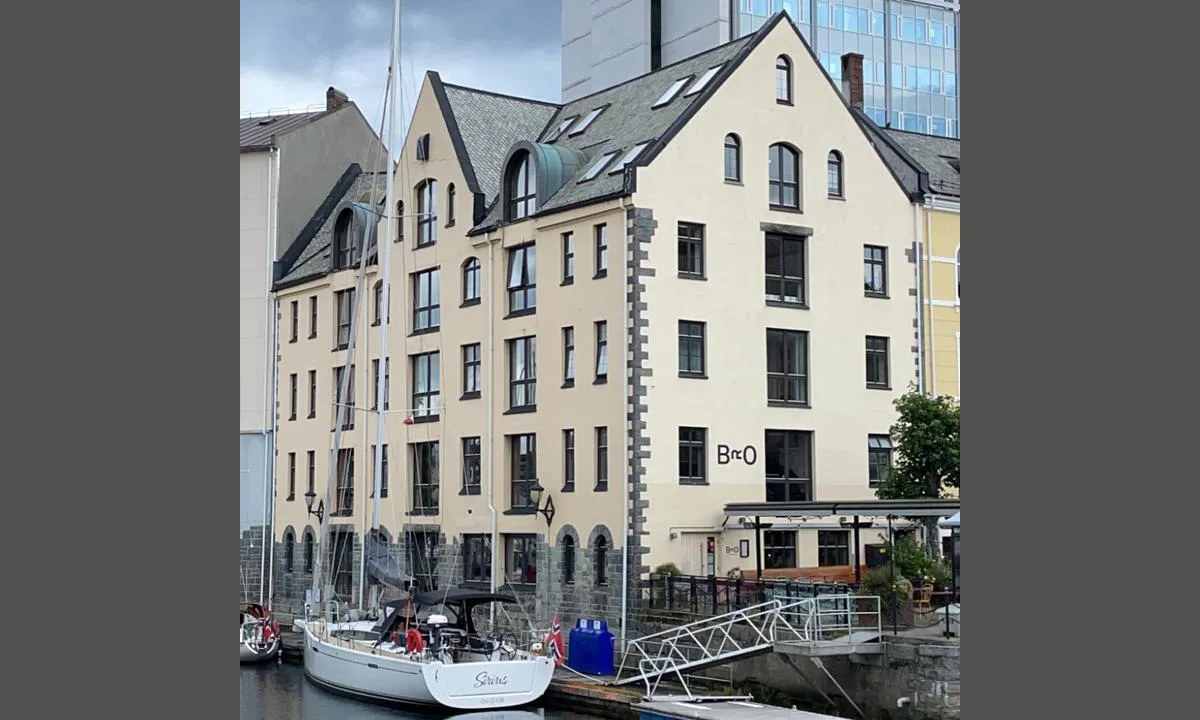 Ålesund Gjestehavn Brosundet: {"base": "no", "no": "Gjestehavna i Brosundet, \u00c5lesund.", "se": "G\u00e4sthamnen i Brosundet, \u00c5lesund.", "en": "Guest harbour in Brosundet, \u00c5lesund.", "da": "G\u00e6stehavnen i Brosundet, \u00c5lesund."}