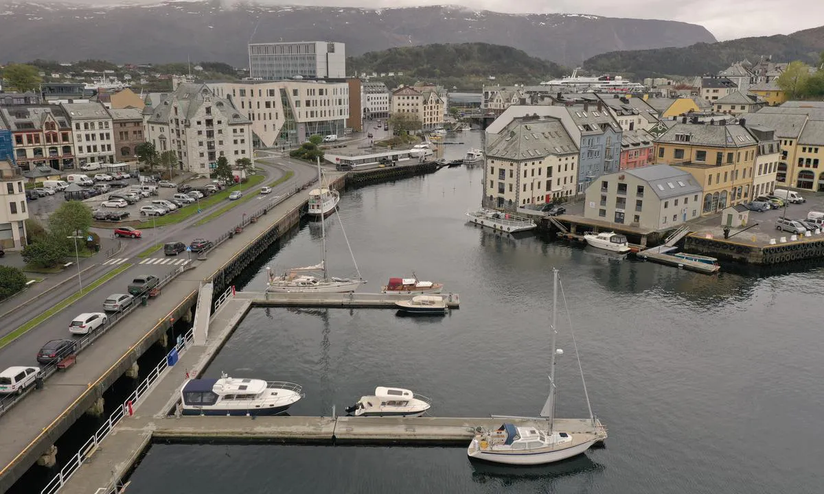 Ålesund Gjestehavn Brosundet: {"base": "no", "no": "Gjestehavna i \u00c5lesund sett nordfra. Gjestebryggene er de tre n\u00e6rmeste flytebryggene. S\u00f8rover p\u00e5 bildet ser du inn i Brosundet hvor du kan fylle drivstoff. Der borte ligger ogs\u00e5 servicehuset til gjestehavna.\r\n.", "se": "G\u00e4sthamnen i \u00c5lesund sedd norrifr\u00e5n. G\u00e4stbryggorna \u00e4r de tre n\u00e4rmaste flytbryggorna. S\u00f6derut p\u00e5 bilden ser du in i Brosundet d\u00e4r du kan fylla p\u00e5 br\u00e4nsle. D\u00e4r borta ligger ocks\u00e5 servicehuset till g\u00e4sthamnen.", "en": "The guest harbor in \u00c5lesund seen from the north. The guest docks are the three closest floating docks. Southward in the image, you can see into Brosundet where you can refuel. Over there is also the service house for the guest harbor.", "da": "G\u00e6stehavnen i \u00c5lesund set fra nord. G\u00e6stebroerne er de tre n\u00e6rmeste flydebroerne. Mod syd p\u00e5 billedet ser du ind i Brosundet, hvor du kan fylde br\u00e6ndstof. Derovre ligger ogs\u00e5 servicehuset til g\u00e6stehavnen."}