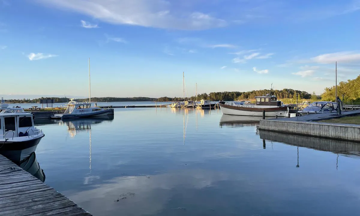 Bruddalsviken, Iniö: {"base": "no", "no": "Longside og fort\u00f8ying med b\u00f8ye. Plass til ca 30 b\u00e5ter", "se": "Longside och f\u00f6rt\u00f6jning med boj. Plats f\u00f6r ca 30 b\u00e5tar", "en": "Alongside and mooring with buoy. Space for approximately 30 boats", "da": "Langside og fort\u00f8jning med b\u00f8je. Plads til ca. 30 b\u00e5de"}