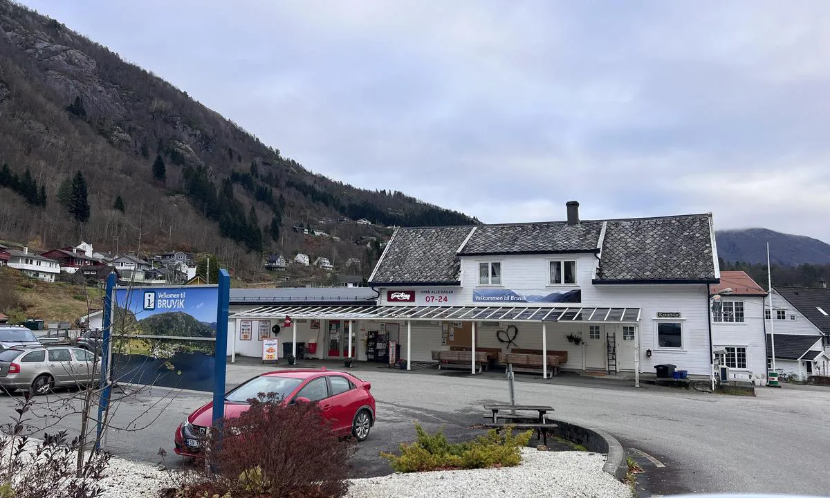 {"base": "no", "no": "Bruvik Snarkj\u00f8p \u00e5pen 7-24. her er ogs\u00e5 bensin/diesel, men kun til bil/kanner.", "se": "Bruvik Snabbk\u00f6p \u00f6ppet 7-24. H\u00e4r finns ocks\u00e5 bensin/diesel, men endast f\u00f6r bil/kannor.", "en": "Bruvik Snarkj\u00f8p open 7-24. There is also gasoline/diesel here, but only for cars/cans.", "da": "Bruvik Snark\u00f8b \u00e5ben 7-24. her er ogs\u00e5 benzin/diesel, men kun til bil/dunke."}
