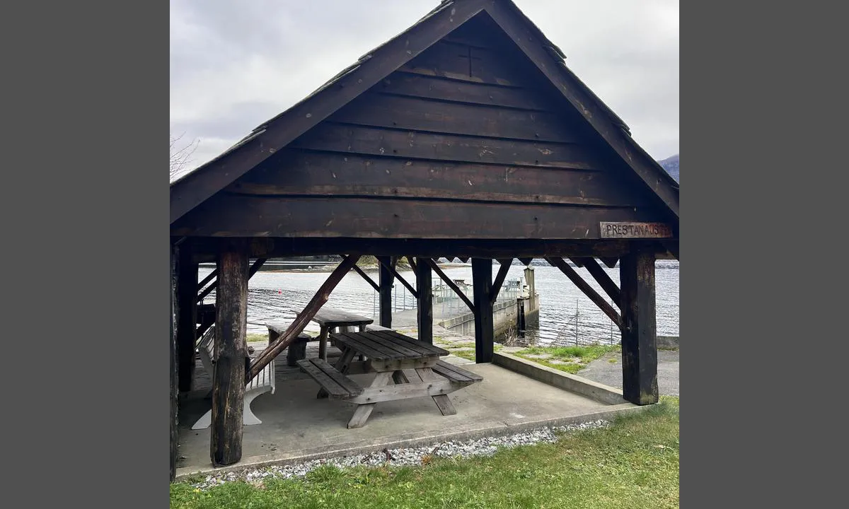 Bruvik - Osterøy: {"base": "no", "no": "Benker, bord og grill under tak.", "se": "B\u00e4nkar, bord och grill under tak.", "en": "Benches, tables, and grill under a roof.", "da": "B\u00e6nke, borde og grill under tag."}