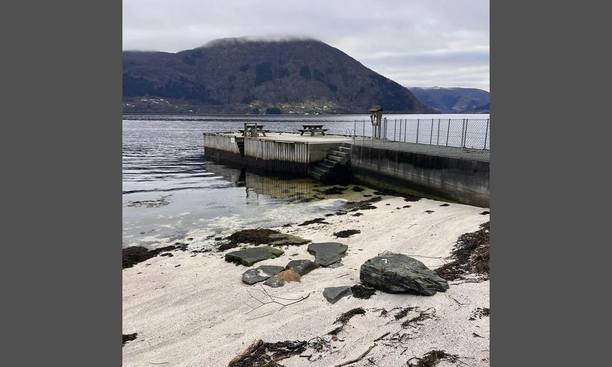 Bruvik - Osterøy: {"base": "no", "no": "Innsiden til ilandstigning og badestranden.", "se": "Insidan f\u00f6r landstigning och badstranden.", "en": "The inside for landing and the bathing beach.", "da": "Indersiden til ilands\u00e6tning og badestranden."}