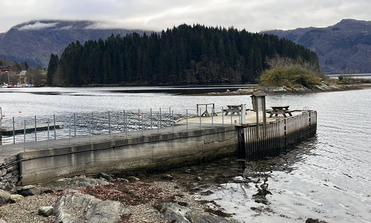 Bruvik - Osterøy: {"base": "no", "no": "Prestekaien.", "se": "Pr\u00e4stkajen.", "en": "The Priest's Quay.", "da": "Pr\u00e6stekaien."}