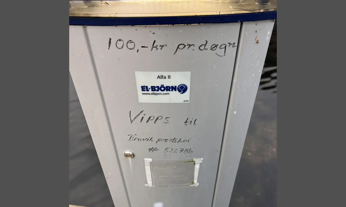 Bruvik - Osterøy: {"base": "no", "no": "Kaileie til presten.", "se": "Kajhyra till pr\u00e4sten.", "en": "Quay rent to the priest.", "da": "Kajleje til pr\u00e6sten."}