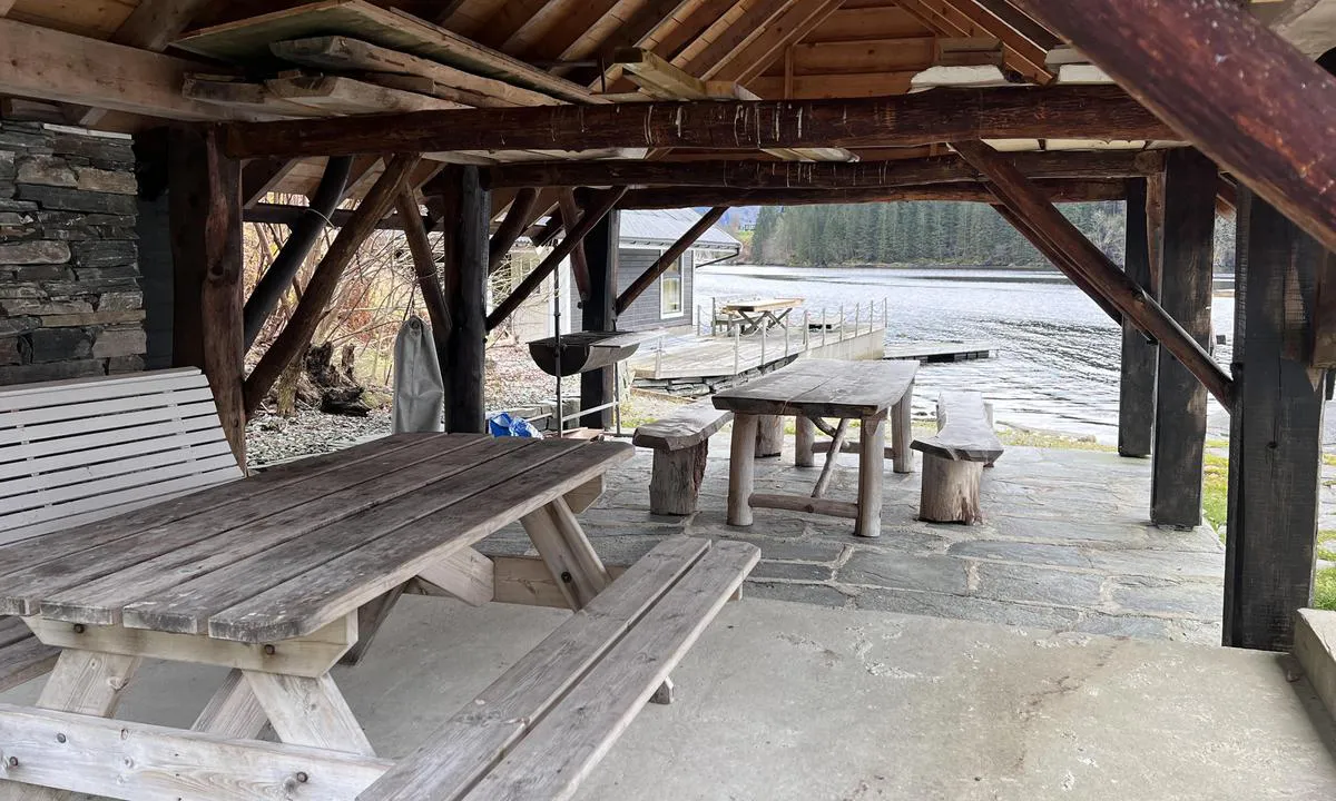 Bruvik - Osterøy: {"base": "no", "no": "Benker, bord og grill under tak, rett ved kaien og badeplassen.", "se": "B\u00e4nkar, bord och grill under tak, precis vid kajen och badplatsen.", "en": "Benches, tables, and a grill under a shelter, right by the quay and the bathing area.", "da": "B\u00e6nke, borde og grill under tag, lige ved kajen og badepladsen."}