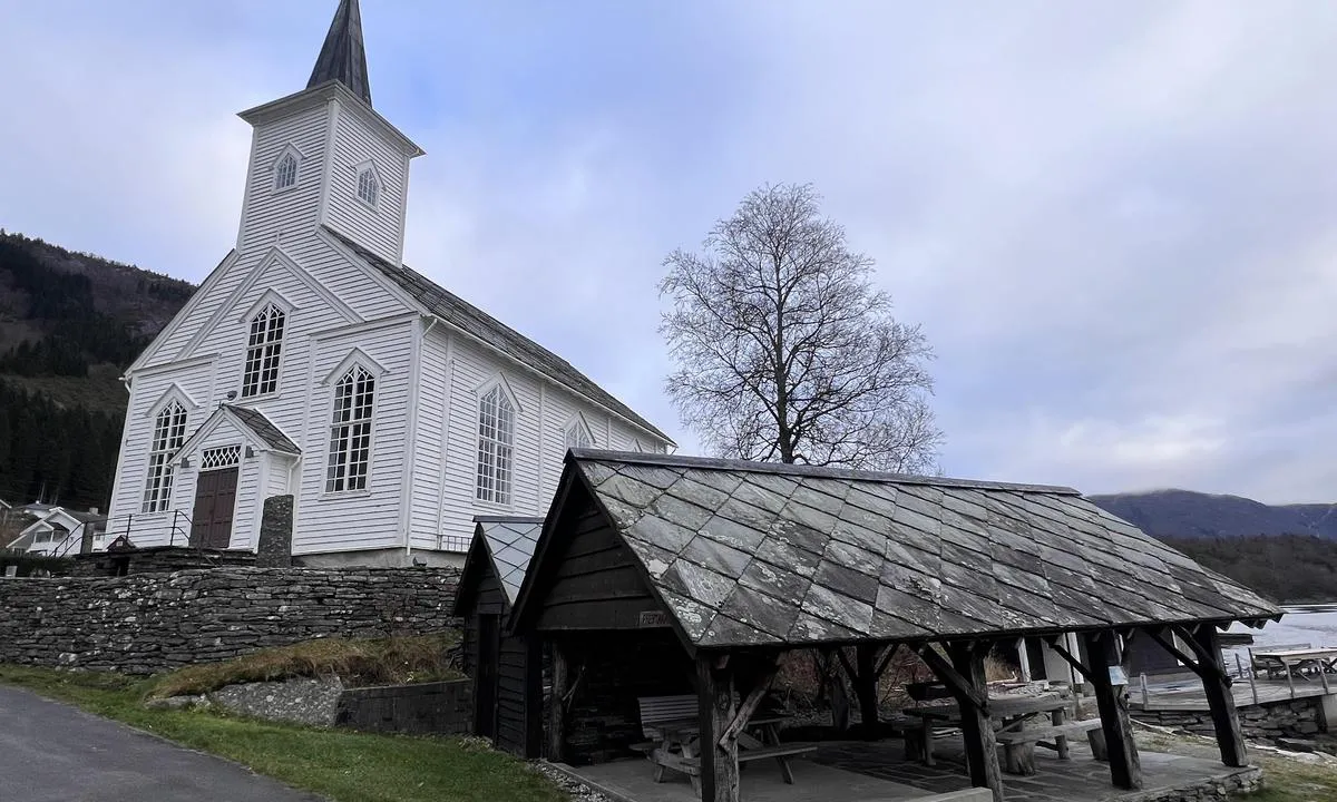 Bruvik - Osterøy: {"base": "no", "no": "Flott grindbygg \u2018Prestanaustet\u2019.", "se": "Fin grindbyggnad \u2018Prestaboden\u2019.", "en": "Beautiful boathouse 'Prestanaustet'.", "da": "Flot grindbygning 'Pr\u00e6ste-naustet'."}