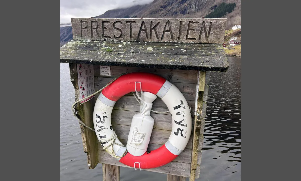 Bruvik - Osterøy: {"base": "no", "no": "Husk \u00e5 vippse kaileie til presten\u2026", "se": "Kom ih\u00e5g att swisha hamnavgiften till pr\u00e4sten\u2026", "en": "Remember to send the dock fee to the priest via Vipps\u2026", "da": "Husk at MobilePay kajleje til pr\u00e6sten\u2026"}