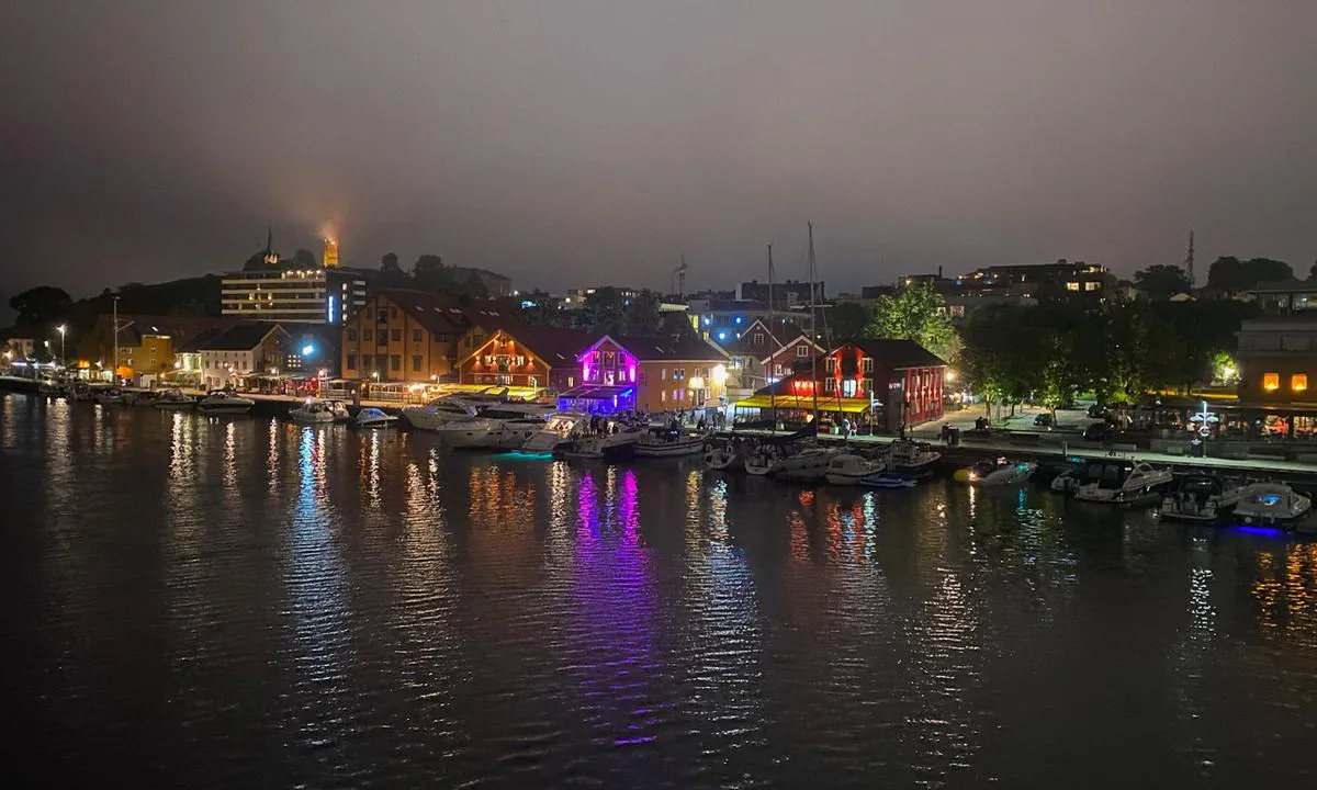 Brygga i Tønsberg: {"base": "no", "no": "Livlig og morsomt. Ikke fult s\u00e5 familievennlig langs hovedbyggene. Da ville jeg heller lagt meg i gjestehavnen som er veldig fin med gode fasiliteter med dusj, toaletter mm.", "se": "Livligt och roligt. Inte fullt lika familjev\u00e4nligt l\u00e4ngs huvudbyggnaderna. D\u00e5 skulle jag hellre l\u00e4gga till i g\u00e4sthamnen som \u00e4r v\u00e4ldigt fin med bra faciliteter med dusch, toaletter mm.", "en": "Lively and fun. Not quite as family-friendly along the main buildings. I would rather dock in the guest harbor which is very nice with good facilities including showers, toilets, etc.", "da": "Livligt og sjovt. Ikke s\u00e5 familievenligt langs hovedbygningerne. S\u00e5 ville jeg hellere l\u00e6gge mig i g\u00e6stehavnen som er meget fin med gode faciliteter med bruser, toiletter mm.", "fr": "Anim\u00e9 et amusant. Pas tellement adapt\u00e9 aux familles le long des b\u00e2timents principaux. Dans ce cas, je pr\u00e9f\u00e8rerais plut\u00f4t m'installer dans le port de plaisance, qui est tr\u00e8s agr\u00e9able avec de bonnes installations telles que des douches, des toilettes, etc.", "de": "Lebhaft und lustig. Nicht ganz so familienfreundlich entlang der Hauptgeb\u00e4ude. Da w\u00fcrde ich mich lieber im G\u00e4stehafen niederlassen, der sehr sch\u00f6n ist und gute Einrichtungen wie Duschen, Toiletten usw. bietet.", "es": "Animado y divertido. No tan apto para familias cerca de los edificios principales. En su lugar, recomendar\u00eda quedarse en el puerto de invitados que es muy bonito y tiene buenas instalaciones como duchas, ba\u00f1os, etc.", "it": "Vivace e divertente. Non cos\u00ec adatto alle famiglie lungo gli edifici principali. Preferirei ormeggiare nel porto turistico, che \u00e8 molto bello e offre buone strutture con docce, servizi igienici ecc.", "pt": "Animado e divertido. N\u00e3o t\u00e3o adequado para fam\u00edlias ao longo dos edif\u00edcios principais. Eu preferiria ancorar na marina de visitantes, que \u00e9 muito boa e possui \u00f3timas instala\u00e7\u00f5es, com chuveiros, banheiros etc.", "nl": "Levendig en leuk. Niet zo gezinsvriendelijk langs de hoofdgebouwen. Dan zou ik liever in de passantenhaven liggen, die erg mooi is met goede faciliteiten zoals douche, toiletten enz.", "pl": "\u017bywy i zabawny. Nie a\u017c tak przyjazny rodzinie wzd\u0142u\u017c g\u0142\u00f3wnych budynk\u00f3w. Wola\u0142bym raczej zacumowa\u0107 w marinie dla go\u015bci, kt\u00f3ra jest bardzo \u0142adna i oferuje dobre udogodnienia, takie jak prysznice, toalety itp.", "uk": "\u0416\u0432\u0430\u0432\u043e \u0456 \u0432\u0435\u0441\u0435\u043b\u043e. \u041d\u0435 \u043d\u0430\u0441\u0442\u0456\u043b\u044c\u043a\u0438 \u0441\u0456\u043c\u0435\u0439\u043d\u0438\u0439 \u0432\u0437\u0434\u043e\u0432\u0436 \u0433\u043e\u043b\u043e\u0432\u043d\u0438\u0445 \u0431\u0443\u0434\u0456\u0432\u0435\u043b\u044c. \u0423 \u0442\u0430\u043a\u043e\u043c\u0443 \u0440\u0430\u0437\u0456 \u044f \u0431 \u0440\u0430\u0434\u0448\u0435 \u0437\u0443\u043f\u0438\u043d\u0438\u0432\u0441\u044f \u0432 \u0433\u043e\u0441\u0442\u044c\u043e\u0432\u0456\u0439 \u0433\u0430\u0432\u0430\u043d\u0456, \u044f\u043a\u0430 \u0454 \u0434\u0443\u0436\u0435 \u0433\u0430\u0440\u043d\u043e\u044e \u0437 \u0445\u043e\u0440\u043e\u0448\u0438\u043c\u0438 \u0437\u0440\u0443\u0447\u043d\u043e\u0441\u0442\u044f\u043c\u0438, \u0432\u043a\u043b\u044e\u0447\u0430\u044e\u0447\u0438 \u0434\u0443\u0448\u043e\u0432\u0456, \u0442\u0443\u0430\u043b\u0435\u0442\u0438 \u0442\u043e\u0449\u043e.", "ro": "Animat \u0219i distractiv. Nu este chiar at\u00e2t de prietenos cu familia \u00een apropierea cl\u0103dirilor principale. A\u0219 prefera s\u0103 m\u0103 opresc \u00een portul pentru oaspe\u021bi care este foarte frumos, cu facilit\u0103\u021bi bune, cum ar fi du\u0219uri, toalete \u0219.a.", "tr": "Canl\u0131 ve e\u011flenceli. Ana binalar\u0131n \u00e7evresi pek aile dostu de\u011fil. O y\u00fczden \u00e7ok g\u00fczel du\u015f, tuvalet gibi tesislere sahip olan konuk liman\u0131na demir atmay\u0131 tercih ederim.", "el": "\u0396\u03c9\u03bd\u03c4\u03b1\u03bd\u03cc \u03ba\u03b1\u03b9 \u03b4\u03b9\u03b1\u03c3\u03ba\u03b5\u03b4\u03b1\u03c3\u03c4\u03b9\u03ba\u03cc. \u038c\u03c7\u03b9 \u03c4\u03cc\u03c3\u03bf \u03bf\u03b9\u03ba\u03bf\u03b3\u03b5\u03bd\u03b5\u03b9\u03b1\u03ba\u03cc \u03ba\u03b1\u03c4\u03ac \u03bc\u03ae\u03ba\u03bf\u03c2 \u03c4\u03c9\u03bd \u03ba\u03cd\u03c1\u03b9\u03c9\u03bd \u03ba\u03c4\u03b9\u03c1\u03af\u03c9\u03bd. \u0398\u03b1 \u03c0\u03c1\u03bf\u03c4\u03b9\u03bc\u03bf\u03cd\u03c3\u03b1 \u03bd\u03b1 \u03ba\u03b1\u03c4\u03b1\u03c0\u03bb\u03b5\u03cd\u03c3\u03c9 \u03c3\u03c4\u03b7 \u03bc\u03b1\u03c1\u03af\u03bd\u03b1 \u03b5\u03c0\u03b9\u03c3\u03ba\u03b5\u03c0\u03c4\u03ce\u03bd, \u03b7 \u03bf\u03c0\u03bf\u03af\u03b1 \u03b5\u03af\u03bd\u03b1\u03b9 \u03c0\u03bf\u03bb\u03cd \u03cc\u03bc\u03bf\u03c1\u03c6\u03b7 \u03bc\u03b5 \u03ba\u03b1\u03bb\u03ad\u03c2 \u03b5\u03b3\u03ba\u03b1\u03c4\u03b1\u03c3\u03c4\u03ac\u03c3\u03b5\u03b9\u03c2 \u03cc\u03c0\u03c9\u03c2 \u03bd\u03c4\u03bf\u03c5\u03c2, \u03c4\u03bf\u03c5\u03b1\u03bb\u03ad\u03c4\u03b5\u03c2 \u03ba\u03bb\u03c0.", "cs": "\u017divo a z\u00e1bavn\u011b. Ne tolik p\u0159\u00e1telsk\u00e9 pro rodiny v hlavn\u00edch budov\u00e1ch. Rad\u011bji bych se us\u00eddlil v hostuj\u00edc\u00edm p\u0159\u00edstavu, kter\u00fd je velmi p\u011bkn\u00fd s dobr\u00fdm vybaven\u00edm, jako jsou sprchy, toalety atd.", "hu": "\u00c9l\u00e9nk \u00e9s vid\u00e1m. Nem annyira csal\u00e1dbar\u00e1t a f\u0151\u00e9p\u00fcletek ment\u00e9n. Ink\u00e1bb a vend\u00e9gkik\u00f6t\u0151ben k\u00f6tn\u00e9k ki, amely nagyon sz\u00e9p, j\u00f3 l\u00e9tes\u00edtm\u00e9nyekkel, zuhanyz\u00f3kkal, WC-kkel stb.", "fi": "Vilkas ja hauska. Ei niin perheyst\u00e4v\u00e4llinen p\u00e4\u00e4rakennusten ymp\u00e4rill\u00e4. Suosittelen mieluummin vierassatamaa, joka on eritt\u00e4in hyv\u00e4\u00e4 mukavuuksilla kuten suihkuja, vessoja jne.", "bg": "\u041e\u0436\u0438\u0432\u0435\u043d\u043e \u0438 \u0437\u0430\u0431\u0430\u0432\u043d\u043e. \u041d\u0435 \u0435 \u0442\u043e\u043b\u043a\u043e\u0432\u0430 \u043f\u043e\u0434\u0445\u043e\u0434\u044f\u0449\u043e \u0437\u0430 \u0441\u0435\u043c\u0435\u0439\u0441\u0442\u0432\u0430 \u043e\u043a\u043e\u043b\u043e \u043e\u0441\u043d\u043e\u0432\u043d\u0438\u0442\u0435 \u0441\u0433\u0440\u0430\u0434\u0438. \u0422\u043e\u0433\u0430\u0432\u0430 \u0431\u0438\u0445 \u043f\u0440\u0435\u0434\u043f\u043e\u0447\u0435\u043b \u0434\u0430 \u0441\u0435 \u0443\u0441\u0442\u0430\u043d\u043e\u0432\u044f \u0432 \u0433\u043e\u0441\u0442\u0443\u0432\u0430\u0449\u043e\u0442\u043e \u043f\u0440\u0438\u0441\u0442\u0430\u043d\u0438\u0449\u0435, \u043a\u043e\u0435\u0442\u043e \u0435 \u043c\u043d\u043e\u0433\u043e \u0445\u0443\u0431\u0430\u0432\u043e \u0441 \u0434\u043e\u0431\u0440\u0438 \u0443\u0434\u043e\u0431\u0441\u0442\u0432\u0430 \u043a\u0430\u0442\u043e \u0434\u0443\u0448\u043e\u0432\u0435, \u0442\u043e\u0430\u043b\u0435\u0442\u043d\u0438 \u0438 \u0434\u0440.", "sr": "\u017divo i zabavno. Nije ba\u0161 toliko porodi\u010dno uz glavne zgrade. U tom slu\u010daju bih radije stao u gostuju\u0107oj luci koja je veoma lepa sa dobrim sadr\u017eajima, kao \u0161to su tu\u0161evi, toaleti itd.", "et": "Elav ja l\u00f5bus. Peahoone l\u00e4heduses ei ole see nii peres\u00f5bralik. Sellisel juhul paneksin ma pigem oma paadi k\u00fclalissadamasse, mis on v\u00e4ga kena ja heade mugavustega, sealhulgas du\u0161id, tualetid jne.", "lv": "Dz\u012bva un jautra vieta. Nav tik \u0123imen\u0113m draudz\u012bga gar galvenaj\u0101m \u0113k\u0101m. Es ieteiktu piest\u0101t viesu ost\u0101, kas ir \u013coti laba ar lab\u0101m \u0113rt\u012bb\u0101m, tostarp du\u0161\u0101m un tualet\u0113m u.c.", "lt": "Gyvas ir smagus. Ne taip \u0161eimyni\u0161kai pagrindiniuose pastatuose. Vietoj to, rekomenduo\u010diau apsistoti sve\u010di\u0173 uoste, kuris yra labai gra\u017eus ir turi puikias patalpas, tokias kaip du\u0161us, tualetus ir kt."}