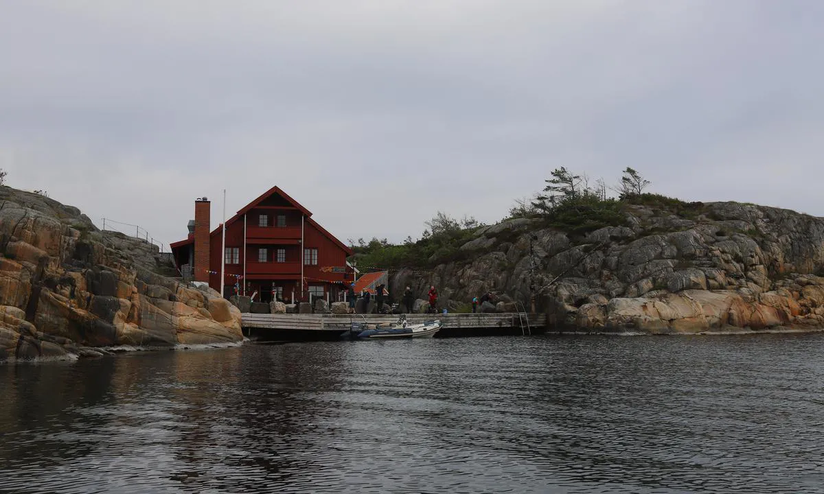 {"base": "no", "no": "Brygga med resturanten.", "se": "Bryggan med restaurangen.", "en": "The pier with the restaurant.", "da": "Bryggen med restauranten."}