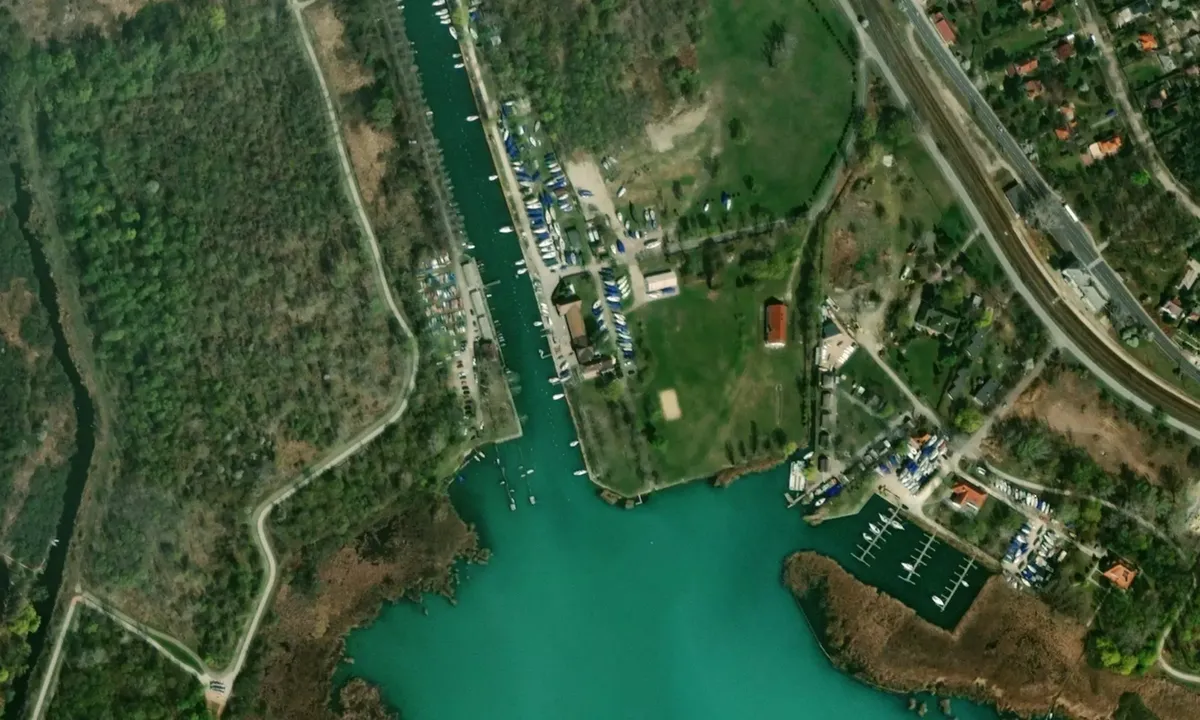 Flyfoto av BS Fűzfő Sailing Club and Sailing Camp