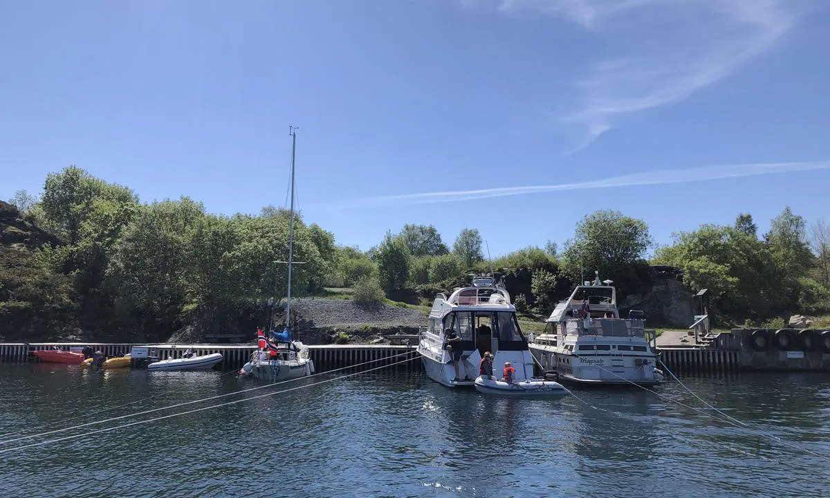 Buarøya: {"base": "no", "no": "Hovedbygga p\u00e5 Buar\u00f8yna, det fort\u00f8yes p\u00e5 b\u00f8ye akter.", "se": "Huvudbyggnaden p\u00e5 Buar\u00f8yna, man f\u00f6rt\u00f6jer vid boj akterut.", "en": "The main building on Buar\u00f8yna, moor at the buoy astern.", "da": "Hovedbygningen p\u00e5 Buar\u00f8yen, der fort\u00f8jes p\u00e5 b\u00f8je agter."}