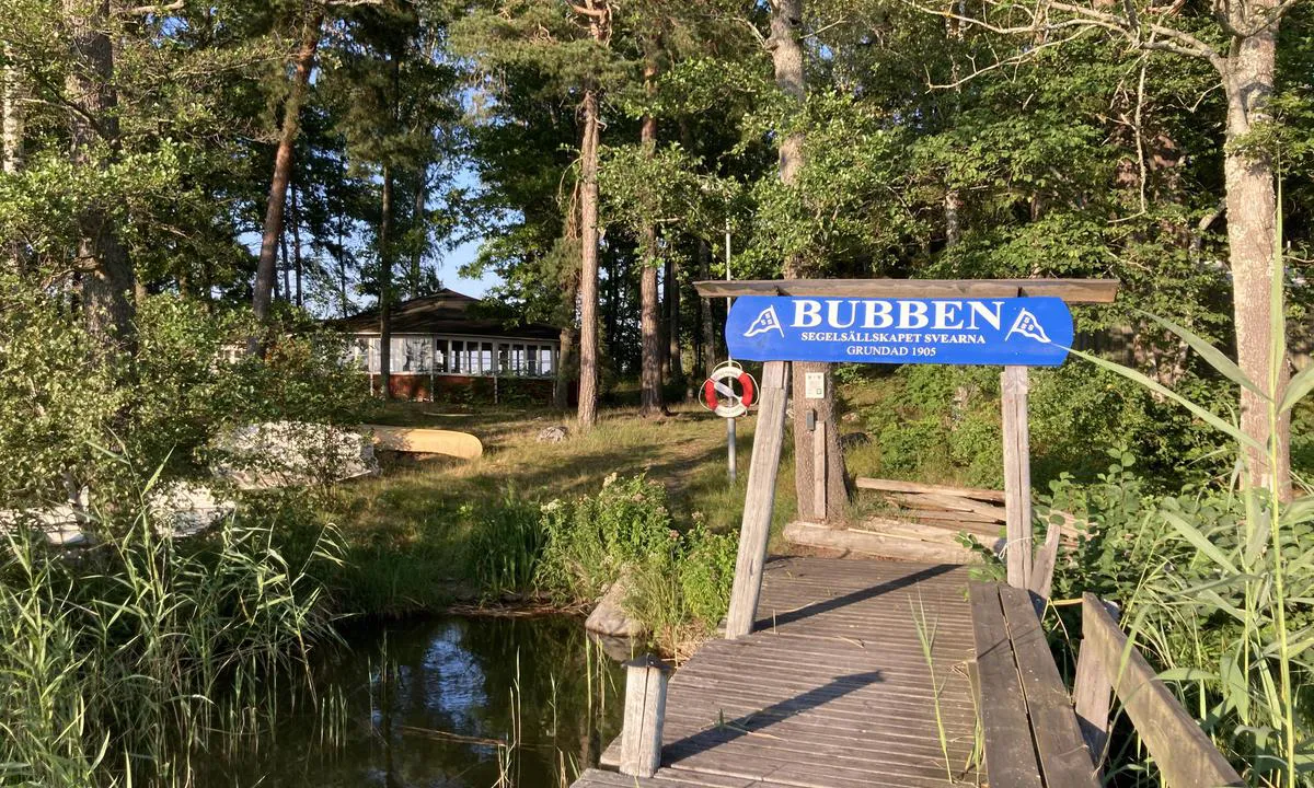 Bubbholmen (Svearnas klubbholme): {"base": "se", "no": "Velkomstskilt", "se": "V\u00e4lkomstskylt", "en": "Welcome sign", "da": "Velkomstskilt", "fr": "Panneau de bienvenue", "de": "Willkommensschild", "es": "Cartel de bienvenida", "it": "Cartello di benvenuto", "pt": "Placa de boas-vindas", "nl": "Welkomstbord", "pl": "Tablica powitalna", "uk": "\u041f\u0440\u0438\u0432\u0456\u0442\u0430\u043b\u044c\u043d\u0438\u0439 \u0437\u043d\u0430\u043a", "ro": "Semn de bun venit", "tr": "Ho\u015fgeldiniz tabelas\u0131", "el": "\u03a0\u03b9\u03bd\u03b1\u03ba\u03af\u03b4\u03b1 \u03ba\u03b1\u03bb\u03c9\u03c3\u03bf\u03c1\u03af\u03c3\u03bc\u03b1\u03c4\u03bf\u03c2", "cs": "Uv\u00edtac\u00ed cedule", "hu": "\u00dcdv\u00f6zl\u0151t\u00e1bla", "fi": "Tervetulokyltti", "bg": "\u0414\u043e\u0431\u0440\u0435 \u0434\u043e\u0448\u043b\u0438!", "sr": "\u0414\u043e\u0431\u0440\u043e\u0434\u043e\u0448\u043b\u0438\u0446\u0430", "et": "Tervitussilt", "lv": "Laipni l\u016bdzam z\u012bme", "lt": "Sveikinimo \u017eenklas"}
