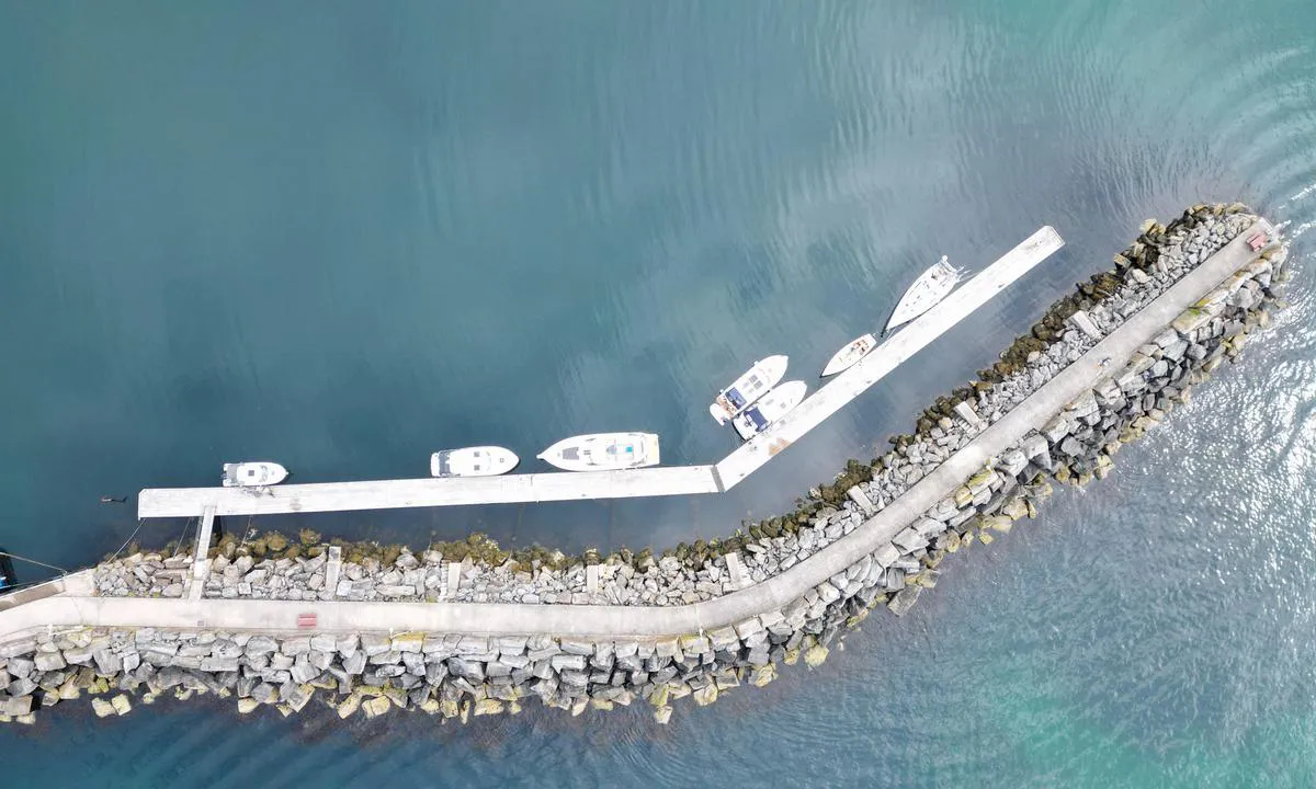 Bud Gjestehavn: {"base": "da", "no": "Dronefoto sommeren 2023.", "se": "Dr\u00f6narfoto sommaren 2023.", "en": "Drone photo summer 2023.", "da": "Dronefoto sommeren 2023."}