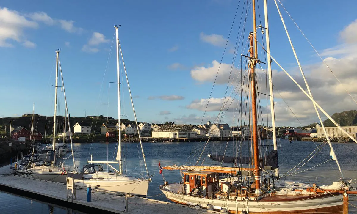 Bud Gjestehavn: Bus gjestehavn sett fra den ytre moloen som beskytter havna.