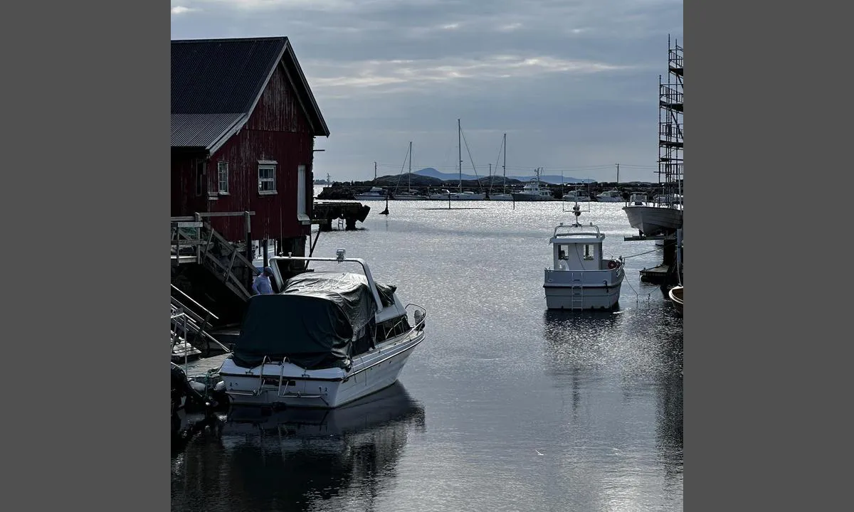 Bud Gjestehavn: {"base": "no", "no": "Gjestehavna i bakgrunn mot moloen", "se": "G\u00e4sthamnen i bakgrunden mot v\u00e5gbrytaren", "en": "The guest harbor in the background towards the breakwater", "da": "G\u00e6stehavnen i baggrunden mod molen"}
