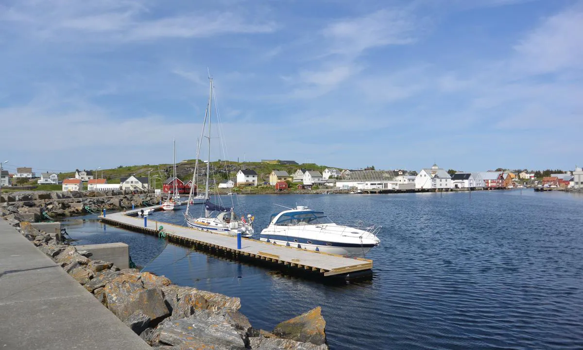 Bud Gjestehavn: {"base": "no", "no": "Flytebrygge med longside fort\u00f8ying. Se et av de andre bildene for informasjon om en stein utenfor brygga.", "se": "Flytbrygga med l\u00e5ngsides f\u00f6rt\u00f6jning. Se en av de andra bilderna f\u00f6r information om en sten utanf\u00f6r bryggan.", "en": "Floating dock with alongside mooring. See one of the other pictures for information about a rock outside the dock.", "da": "<p>Flydebro med langsides fort\u00f8jning. Se et af de andre billeder for information om en sten udenfor broen.</p>"}