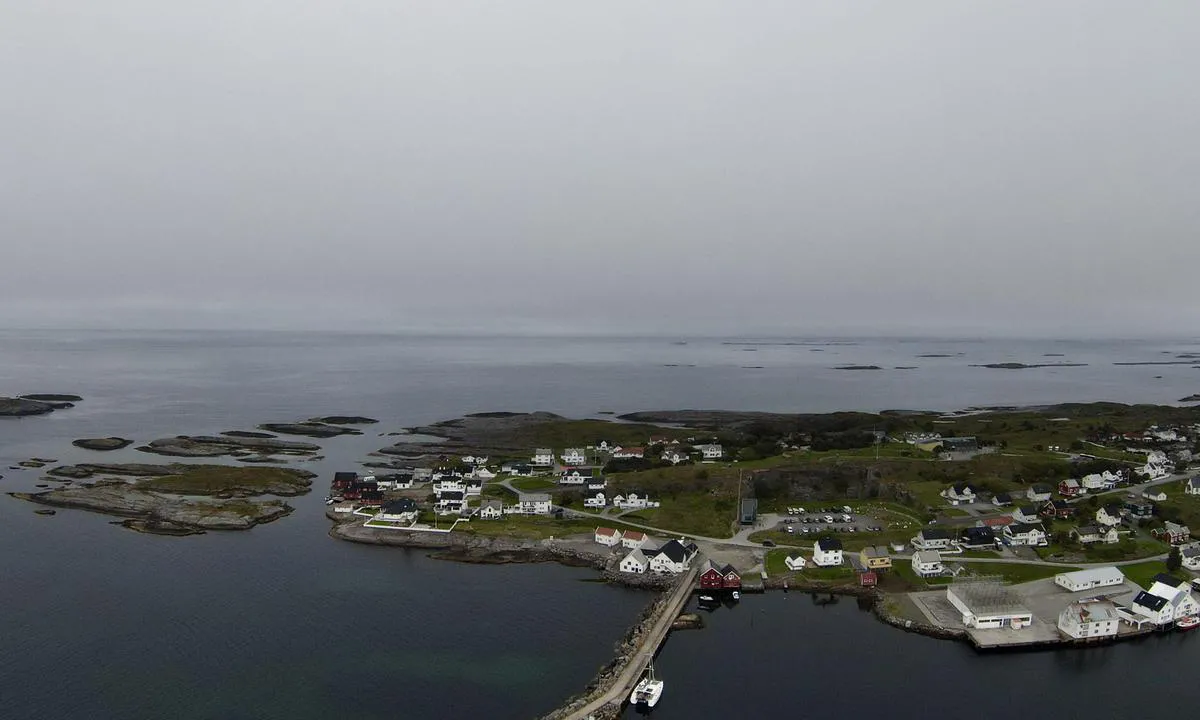 Bud Gjestehavn: {"base": "en", "no": "Fiskere plasserer sine b\u00f8yer rett foran havneinngangen. Hvis du kommer inn om natten, som jeg gjorde, kan du fange dem som jeg gjorde. Et tau ble fanget av roret, heldigvis ikke propellen. Hvordan er det mulig at de gj\u00f8r dette? P\u00e5 dagtid plasserte de dem mer til siden av inngangen. V\u00e6r oppmerksom p\u00e5 dette.", "se": "Fiskare placerar sina bojar precis framf\u00f6r hamninloppet, om du g\u00e5r in under natten som jag gjorde, kan du f\u00e5nga dem som jag gjorde. Ett rep fastnade i rodret, lyckligtvis inte i propellern. Hur \u00e4r det m\u00f6jligt att de g\u00f6r s\u00e5 h\u00e4r. Under dagen placerade de dem mer \u00e5t sidan av inloppet. Var uppm\u00e4rksam p\u00e5 detta.", "en": "Fishermen place their buoys right in front of the harbour entrance, if you enter during the night as I did, you may catch them as, I did. One rope was caught by the rudder, fortunately not the propellor. How is it possible that they do this. During the day they  placed them more aside of the entrance. Beware of this.", "da": "Fiskere placerer deres b\u00f8jer lige foran havneindl\u00f8bet. Hvis du sejler ind om natten, som jeg gjorde, kan du risikere at fange dem, som jeg gjorde. Et reb blev fanget af roret, heldigvis ikke af skruen. Hvordan er det muligt, at de g\u00f8r dette? I l\u00f8bet af dagen placerer de dem mere til siden af indl\u00f8bet. V\u00e6r opm\u00e6rksom p\u00e5 dette."}