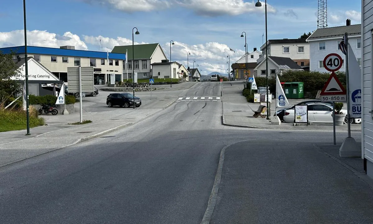 {"base": "no", "no": "Bud er et sjarmerende lite sted mye mye \u00e5 tilby.", "se": "Bud \u00e4r en charmig liten ort med mycket mycket att erbjuda.", "en": "Bud is a charming little place with much to offer.", "da": "Bud er et charmerende lille sted med meget meget at tilbyde."}