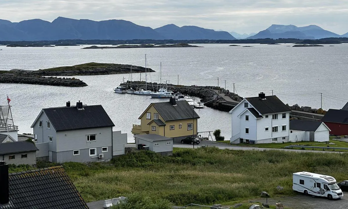 Bud Gjestehavn: {"base": "no", "no": "Gjestehavna rett til venstre etter innseilingen.", "se": "G\u00e4sthamnen direkt till v\u00e4nster efter inseglingsfarleden.", "en": "The guest harbor is immediately to the left after the entry.", "da": "G\u00e6stehavnen lige til venstre efter indsejlingen."}