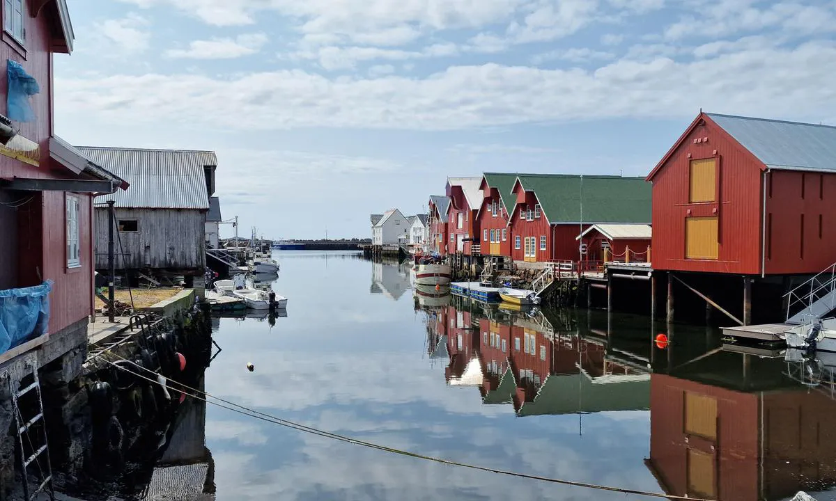 Bud Gjestehavn: {"base": "no", "no": "Fra V\u00e5gen mot moloen og gjestebrygga,", "se": "Fr\u00e5n V\u00e5gen mot moloen och g\u00e4stbryggan,", "en": "From V\u00e5gen towards the breakwater and the guest dock,", "da": "Fra V\u00e5gen mod molen og g\u00e6stebroen,"}