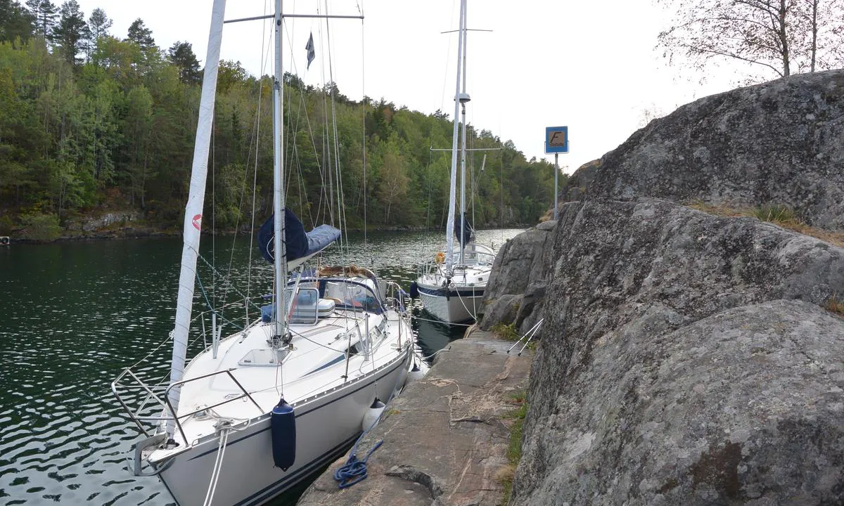 Bukkholmane: I Selviksund ved Bukkhomene i Lyngør fortøyer du longside mot fjell. Det er plass til flere båter etter hverandre her.