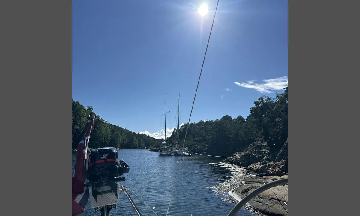 Bukkholmane: {"base": "no", "no": "Dypt og fint for seilb\u00e5ter selv et godt stykke innover. Ferdige bolter flere steder, ellers tr\u00e6r som gir mulighet for solid fort\u00f8yning.", "se": "Djupt och fint f\u00f6r segelb\u00e5tar \u00e4ven en bra bit in\u00e5t. F\u00e4rdiga bultar p\u00e5 flera st\u00e4llen, annars tr\u00e4d som ger m\u00f6jlighet f\u00f6r solid f\u00f6rt\u00f6jning.", "en": "Deep and good for sailboats even quite far inward. Ready-made bolts in several places, otherwise trees that provide opportunities for solid mooring.", "da": "Dyb og fin for sejlb\u00e5de selv et godt stykke indad. F\u00e6rdige bolte flere steder, ellers tr\u00e6er som giver mulighed for solid fort\u00f8jning."}