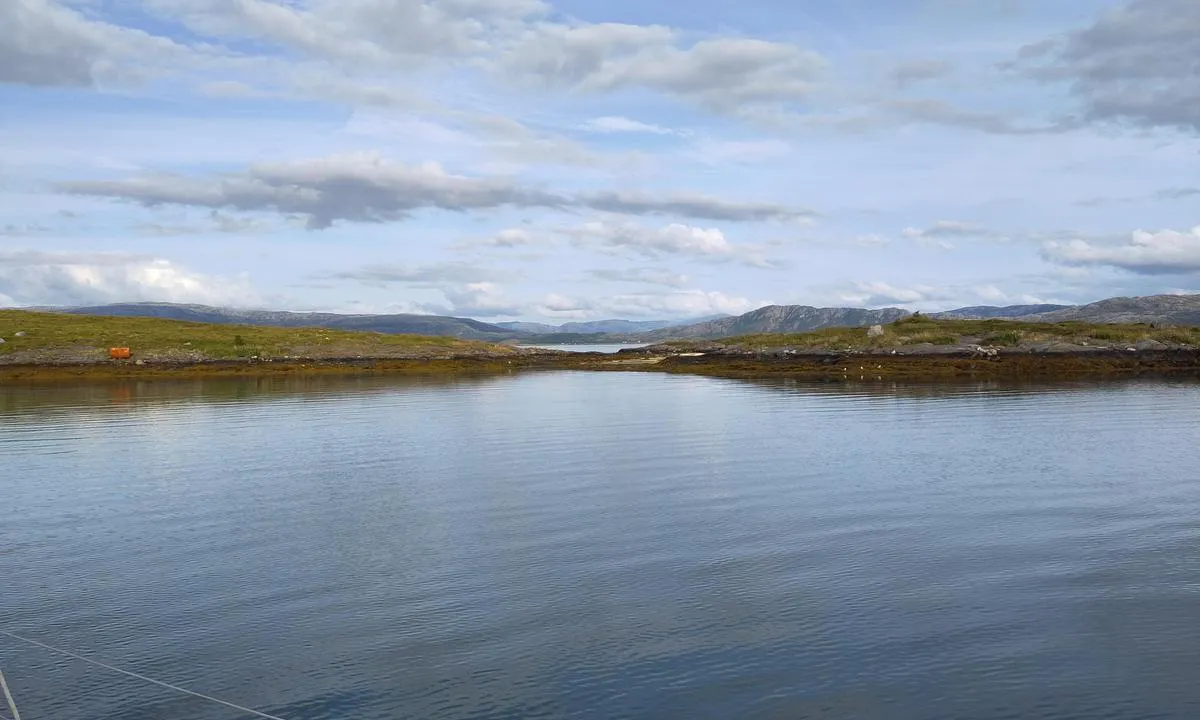 Bukkholmen - Vågøya: {"base": "en", "no": "\u00d8stover.", "se": "\u00d6sterut.", "en": "To the East.", "da": "Mod \u00f8st."}