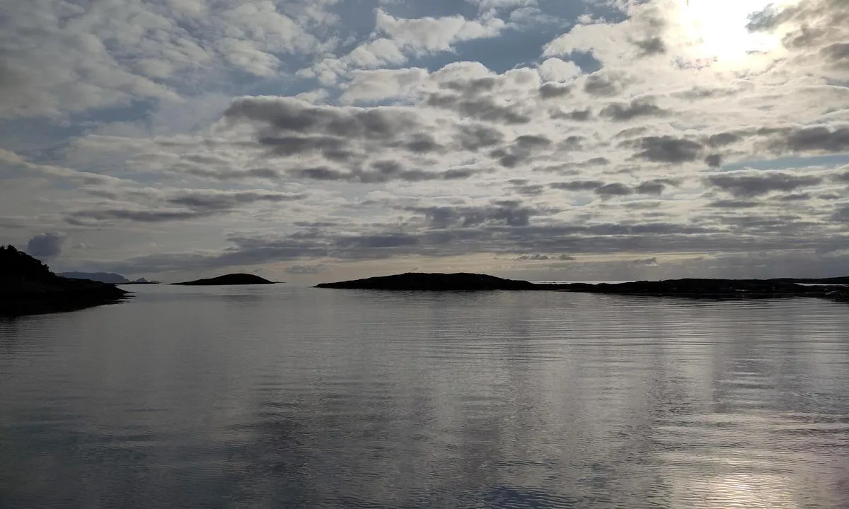 Bukkholmen - Vågøya: {"base": "en", "no": "S\u00f8rvest", "se": "Sydv\u00e4st", "en": "Southwest", "da": "Sydvest"}