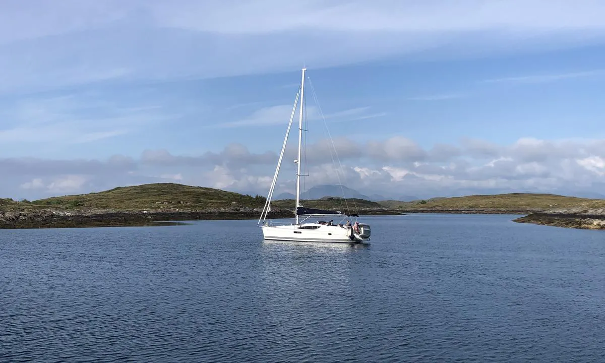 Inne mellom Bukkholmen og Vågøya er det en liten og lun vik du kan ankre i.