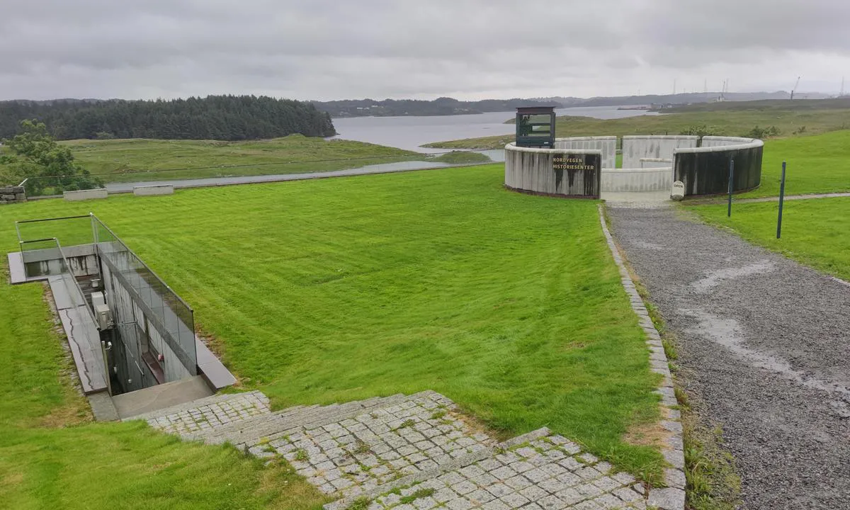Bukkøya - Prestøya: {"base": "no", "no": "Nordvegen Historiesenter. Ca. 15 min gange fra flytebryggene.", "se": "Nordvegen Historiesenter. Ca. 15 minuters promenad fr\u00e5n flytbryggorna.", "en": "Nordvegen History Center. Approximately 15 minutes walk from the floating docks.", "da": "Nordvegen Historiesenter. Ca. 15 min gang fra flydebroerne."}