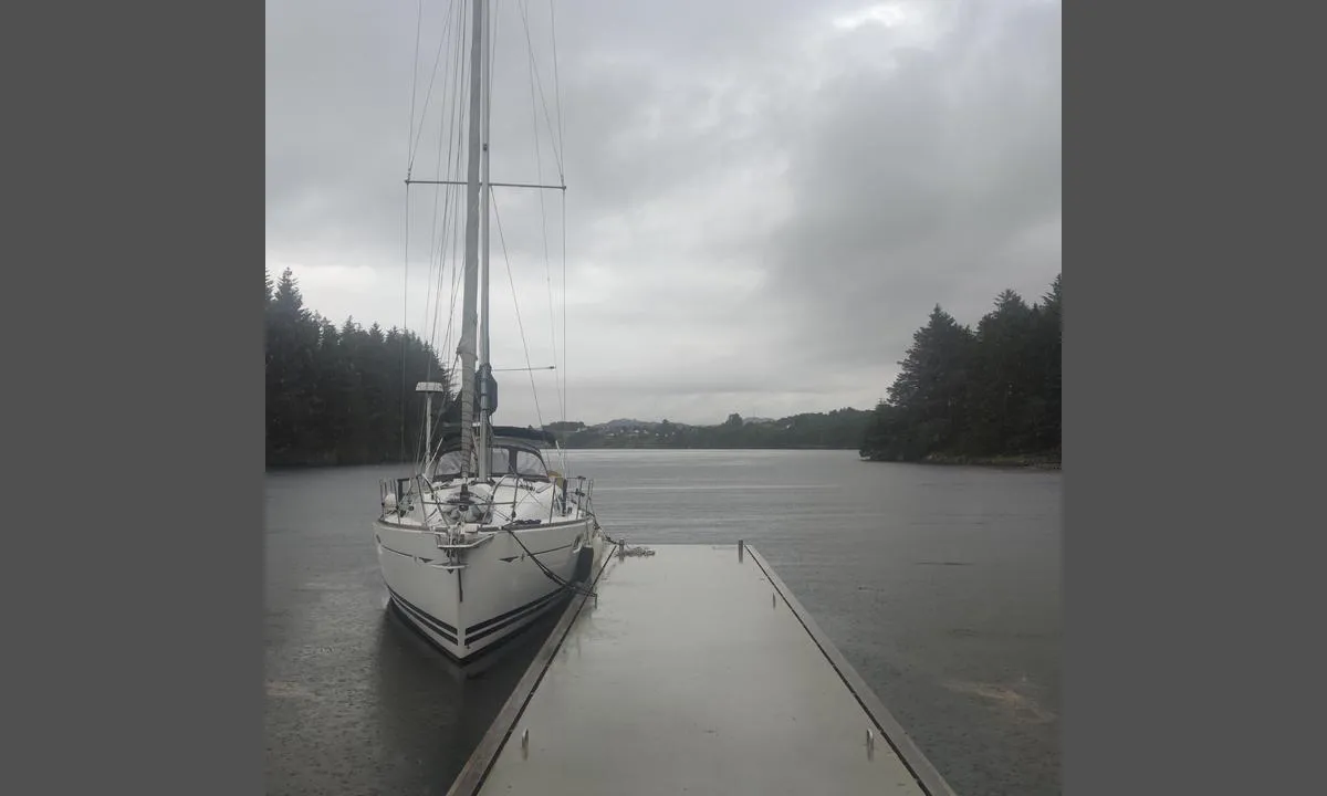 Bukkøy: Østligste brygge. Grei dybde ytterst 2 meter dyp båt. Obs kjetting som holder flytebryggen på plass.