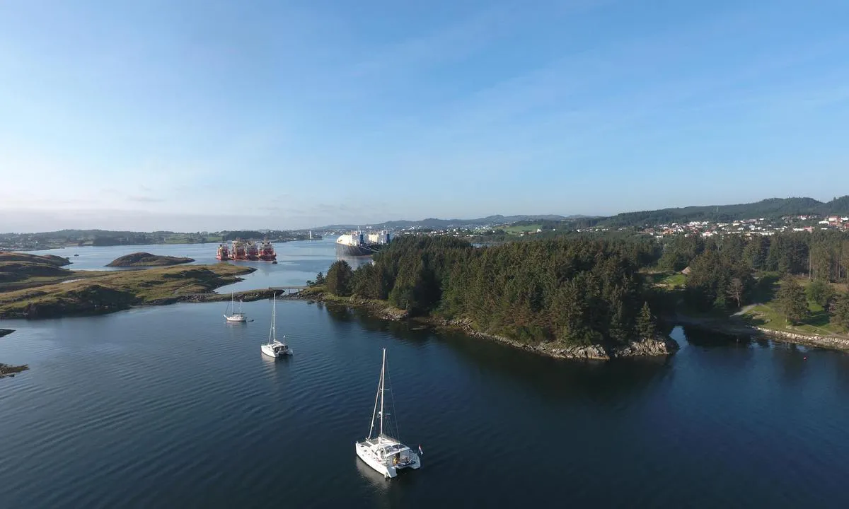 Bukkøya - Forøya - Gloppe: {"base": "en", "no": "God ankringsplass n\u00e6r friluftsmuseet Viking s\u00f8r for Haugesund.", "se": "Bra ankring n\u00e4ra friluftsmuseet Viking s\u00f6der om Haugesund.", "en": "Good anchoring close to the open air Viking museum south of Haugesund.", "da": "God ankerplads t\u00e6t p\u00e5 frilandsmuseumet for vikinger syd for Haugesund."}