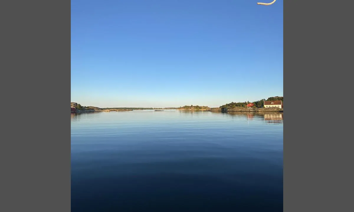 Bildet er tatt inne i bukta med utsikt mot Jomfruland. Lun og fin svaiplass. Fint å padle kajakk langs sørsiden av Oterøy og rundt øyene der.