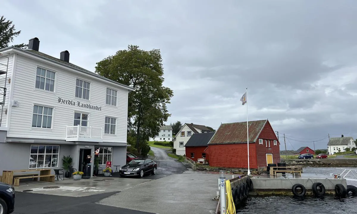 Herdla Landhandel - Herdlesund: {"base": "no", "no": "Koselig landhandleri og milj\u00f8 p\u00e5 kaien.", "se": "Trevlig lanthandel och milj\u00f6 p\u00e5 kajen.", "en": "Cozy general store and atmosphere on the quay.", "da": "Hyggelig landhandel og milj\u00f8 p\u00e5 kajen."}