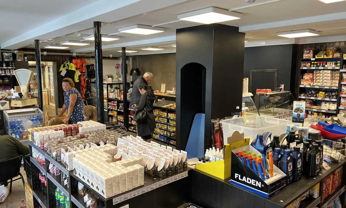 {"base": "no", "no": "Herdla Landhandleri med diverse proviant inkl gass. Bensin, diesel er tilgjengelig p\u00e5 kaien, samt ferskvann. Landstr\u00f8m p\u00e5 kai og flytebrygge.", "se": "Herdla Lanthandel med diverse proviant inkl. gas. Bensin, diesel finns tillg\u00e4ngligt vid kajen, samt f\u00e4rskvatten. Landstr\u00f6m vid kaj och flytbrygga.", "en": "Herdla Landhandleri with various provisions including gas. Petrol and diesel are available at the quay, as well as fresh water. Shore power at the quay and floating dock.", "da": "Herdla Landhandler med diverse proviant inkl. gas. Benzin, diesel er tilg\u00e6ngelig p\u00e5 kajen, samt ferskvand. Landstr\u00f8m p\u00e5 kaj og flydebro."}
