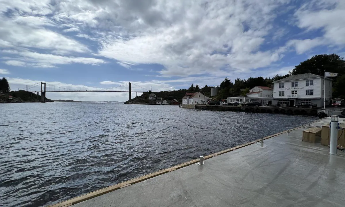 Herdla Landhandel - Herdlesund: {"base": "no", "no": "Utsatt fra vind/sj\u00f8 fra s\u00f8rvest gjennom Herdlesund. P\u00e5 vestsiden er Hjeltefjordrn so. Kan gi tildels stor sj\u00f8 inn mot kaianlegget. Dette kan gi urolige forhold b\u00e5de for bunkring og fort\u00f8yning.", "se": "Utsatt fr\u00e5n vind/sj\u00f6 fr\u00e5n sydv\u00e4st genom Herdlesund. P\u00e5 v\u00e4stsidan ligger Hjeltefjorden so. Kan ge tidvis stor sj\u00f6 in mot kajanl\u00e4ggningen. Detta kan ge oroliga f\u00f6rh\u00e5llanden b\u00e5de f\u00f6r bunkring och f\u00f6rt\u00f6jning.", "en": "Exposed to wind/sea from the southwest through Herdlesund. On the west side is the Hjeltefjord. This can result in considerable sea conditions towards the quay facilities. This can create unstable conditions for both bunkering and mooring.", "da": "Udsat fra vind/s\u00f8 fra sydvest gennem Herdlesund. P\u00e5 vestsiden er Hjeltefjorden so. Kan give delvis stor s\u00f8 ind mod kajanl\u00e6gget. Dette kan give urolige forhold b\u00e5de for bunkring og fort\u00f8jning."}